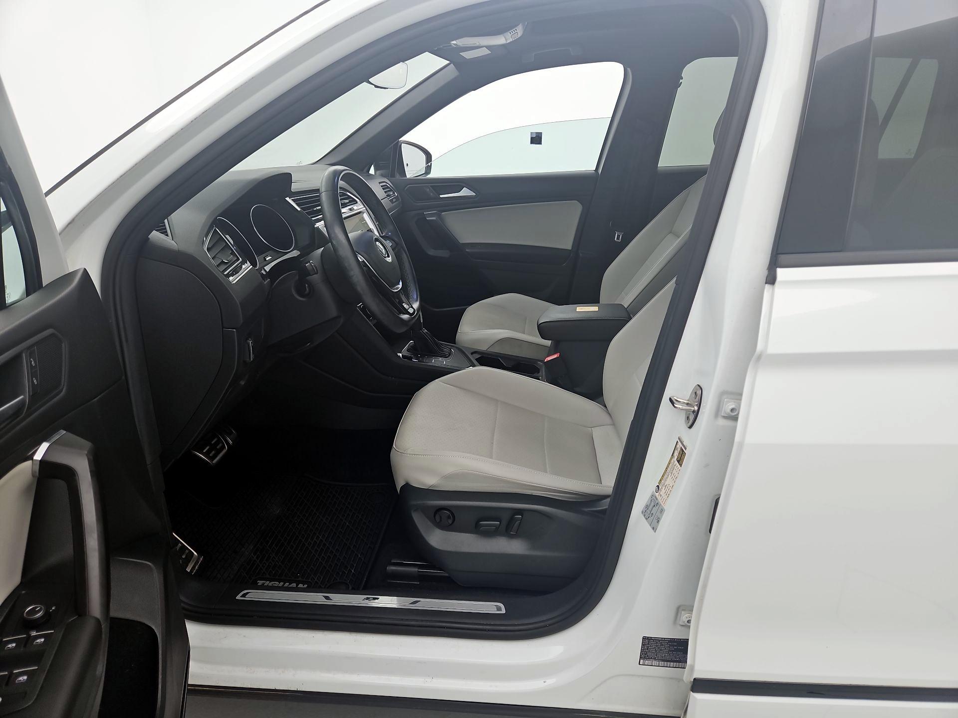 Thumbnail: 2021 Volkswagen Tiguan - 11