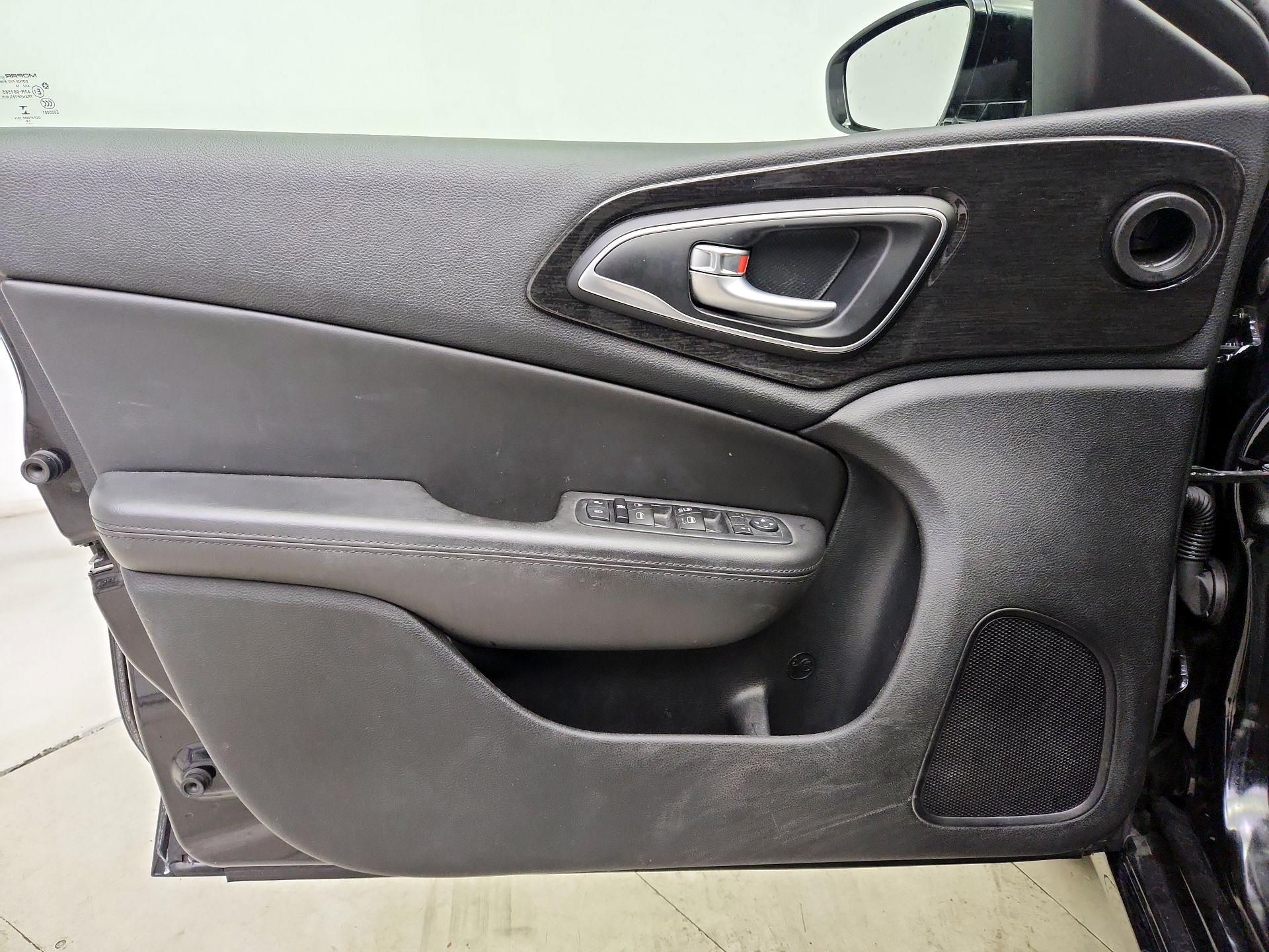 Thumbnail: 2015 Chrysler 200 - 12