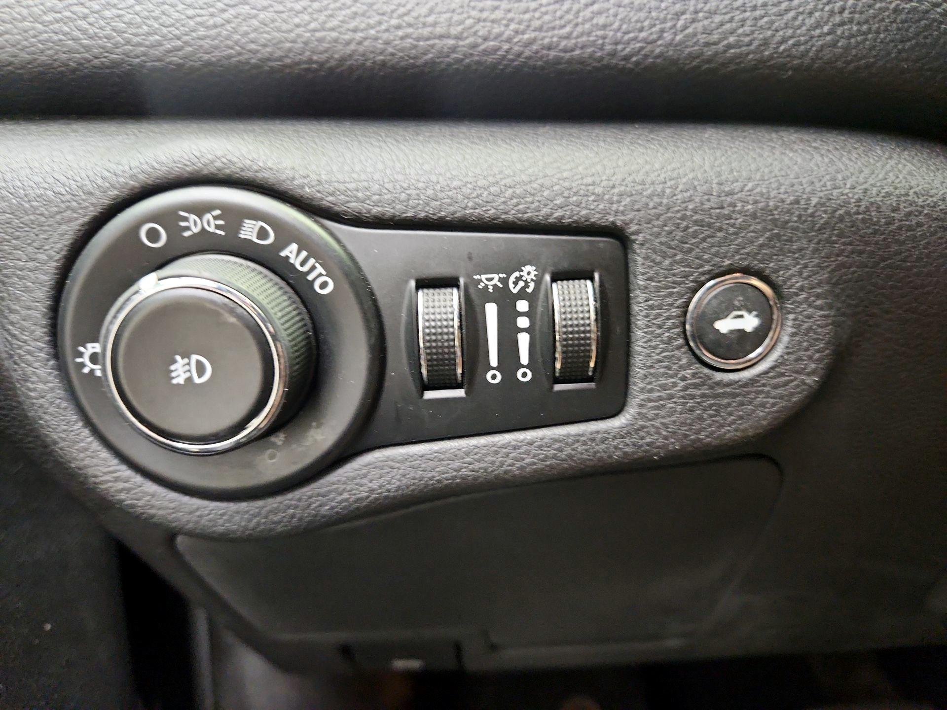 Thumbnail: 2015 Chrysler 200 - 13