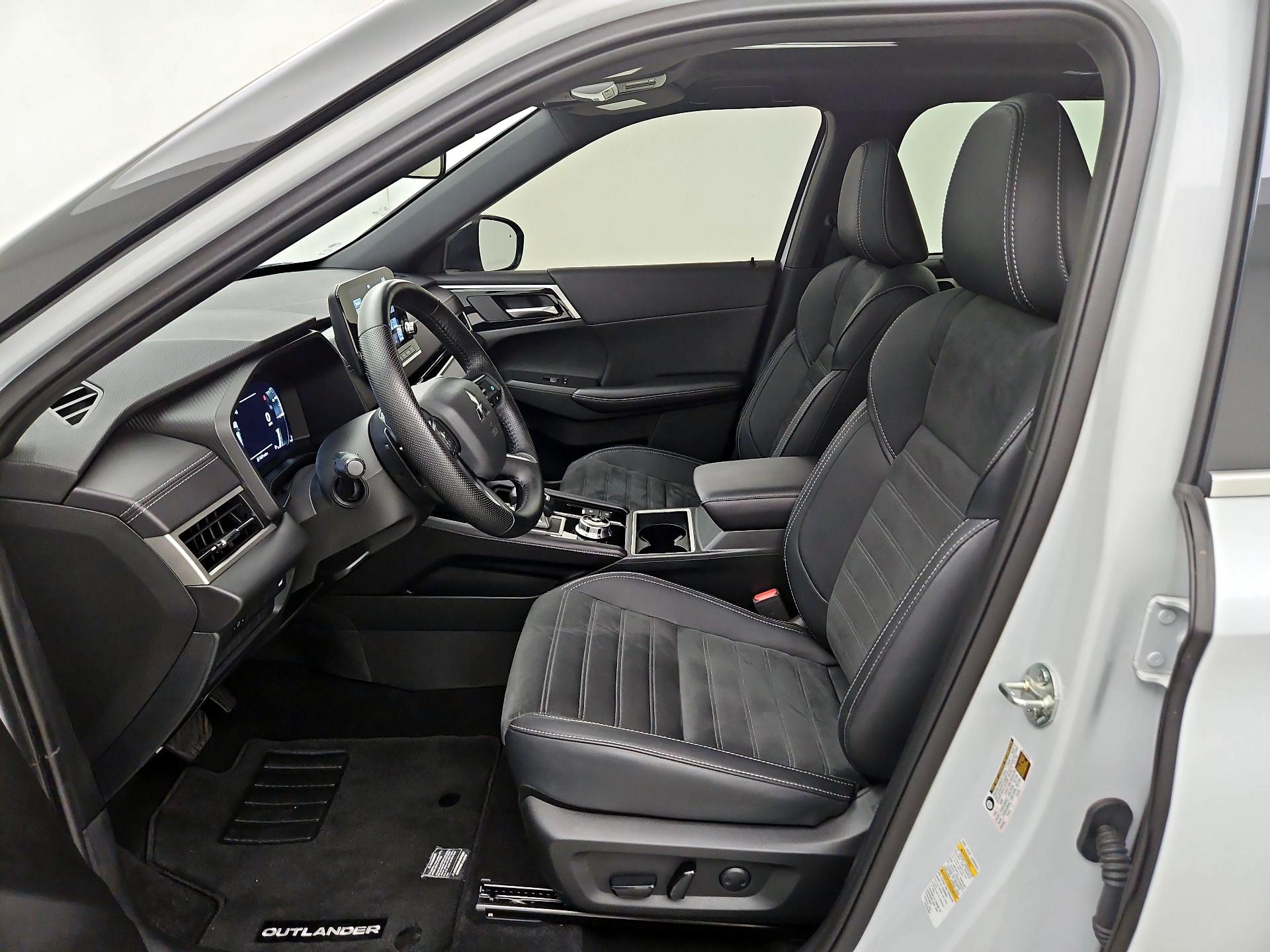 Thumbnail: 2024 Mitsubishi Outlander - 11