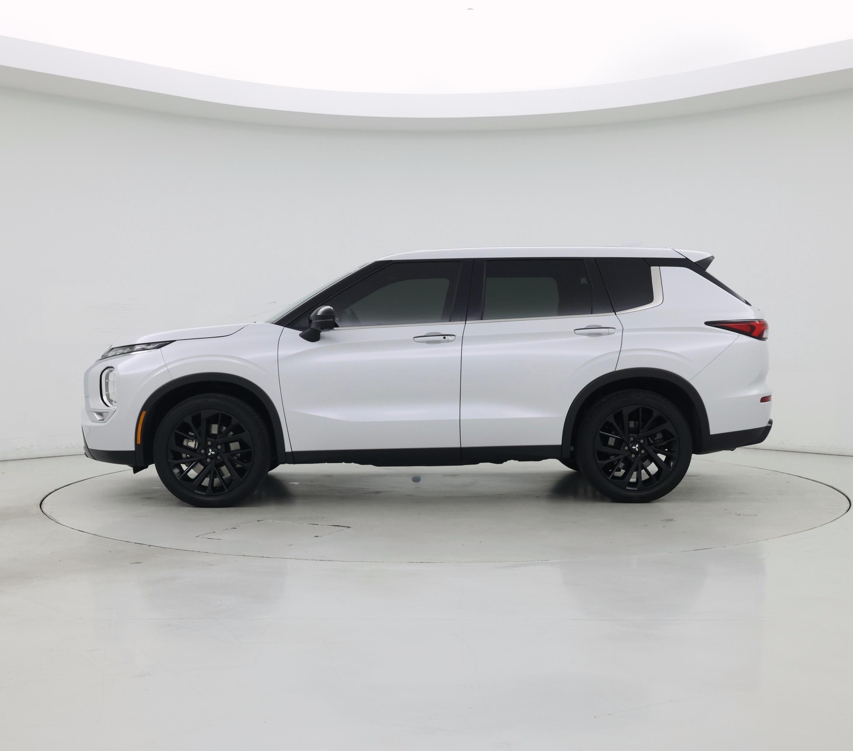 Thumbnail: 2024 Mitsubishi Outlander - 3