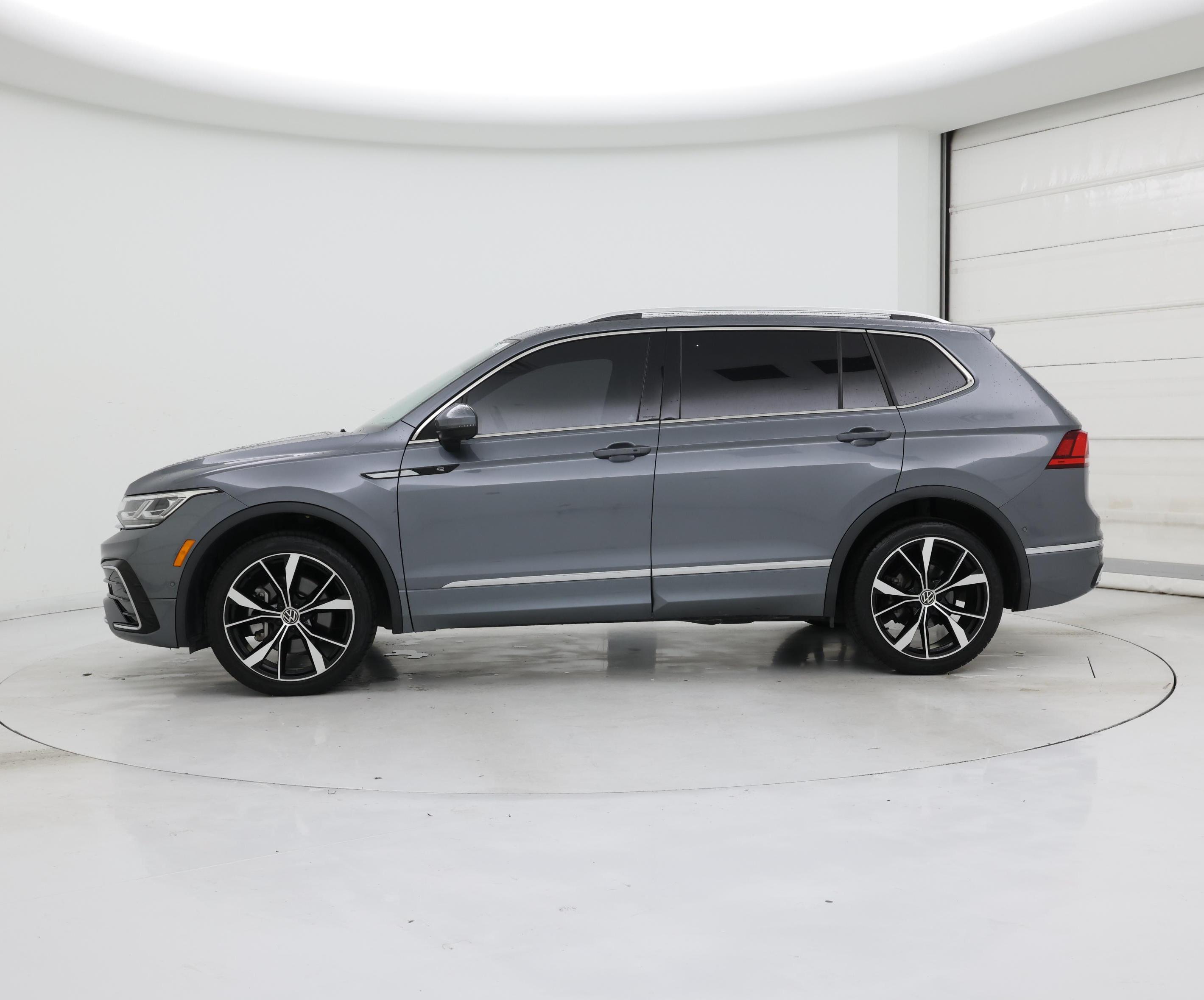 Thumbnail: 2022 Volkswagen Tiguan - 3
