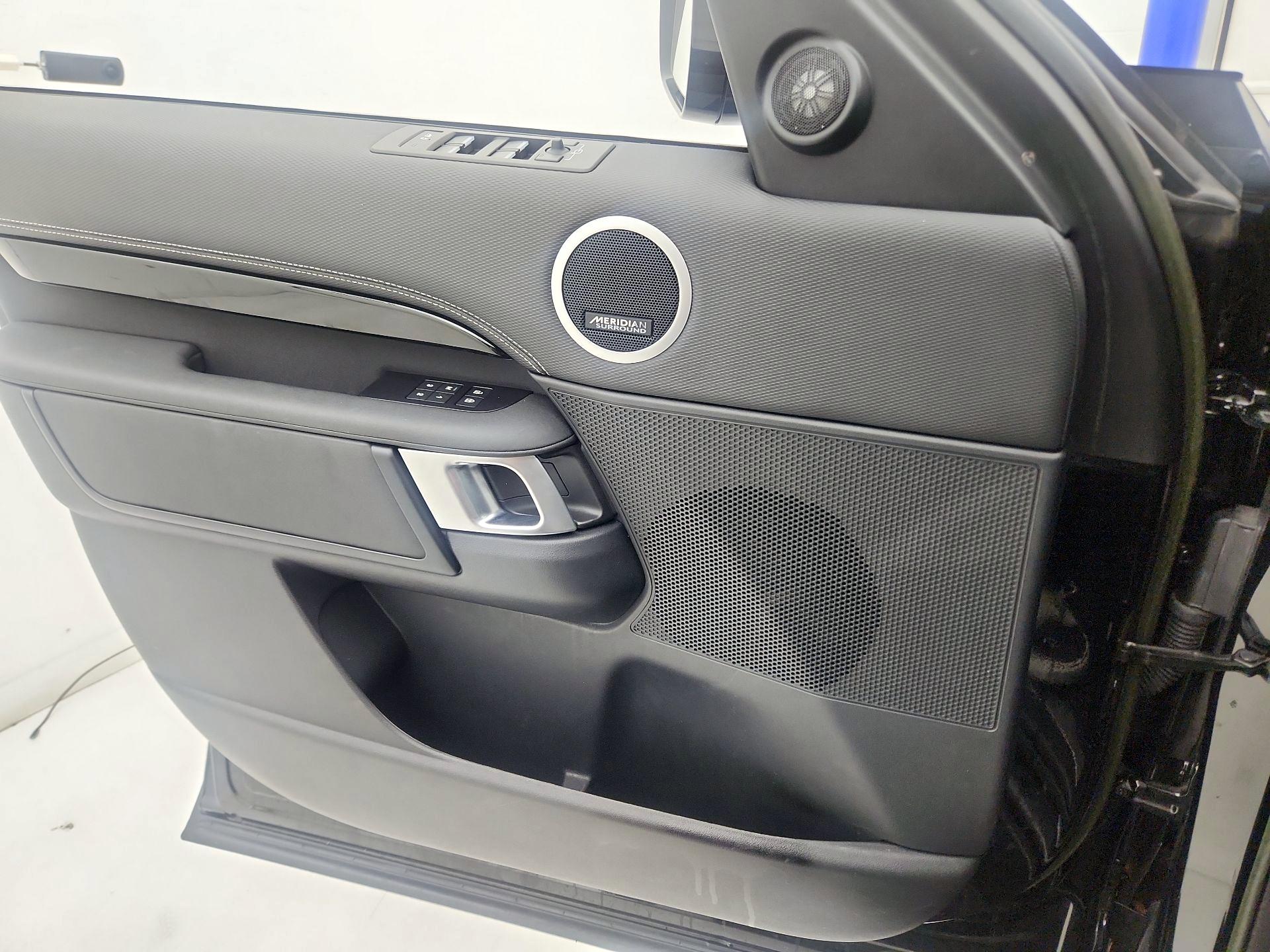 Thumbnail: 2023 Land Rover Discovery - 12