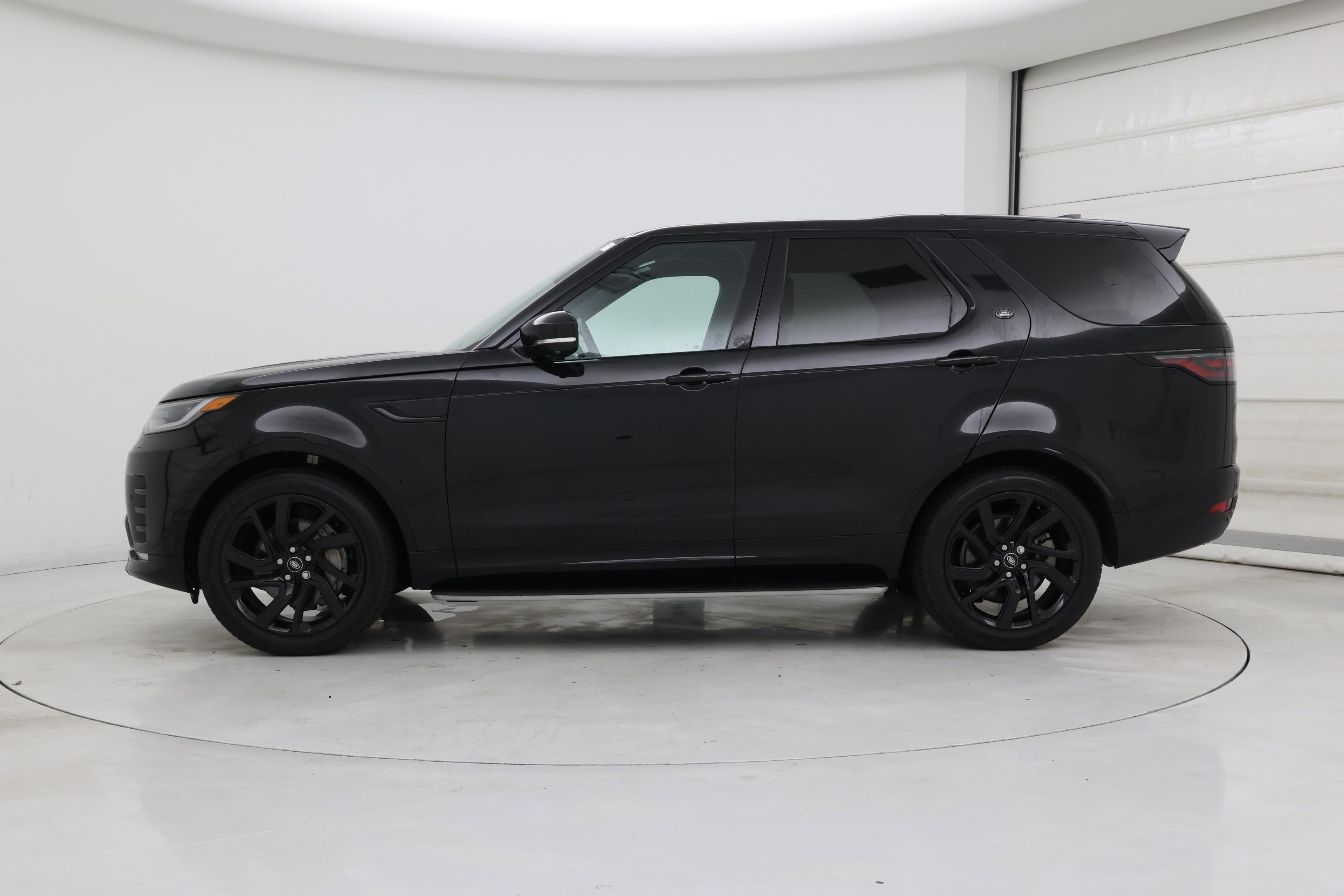 Thumbnail: 2023 Land Rover Discovery - 3