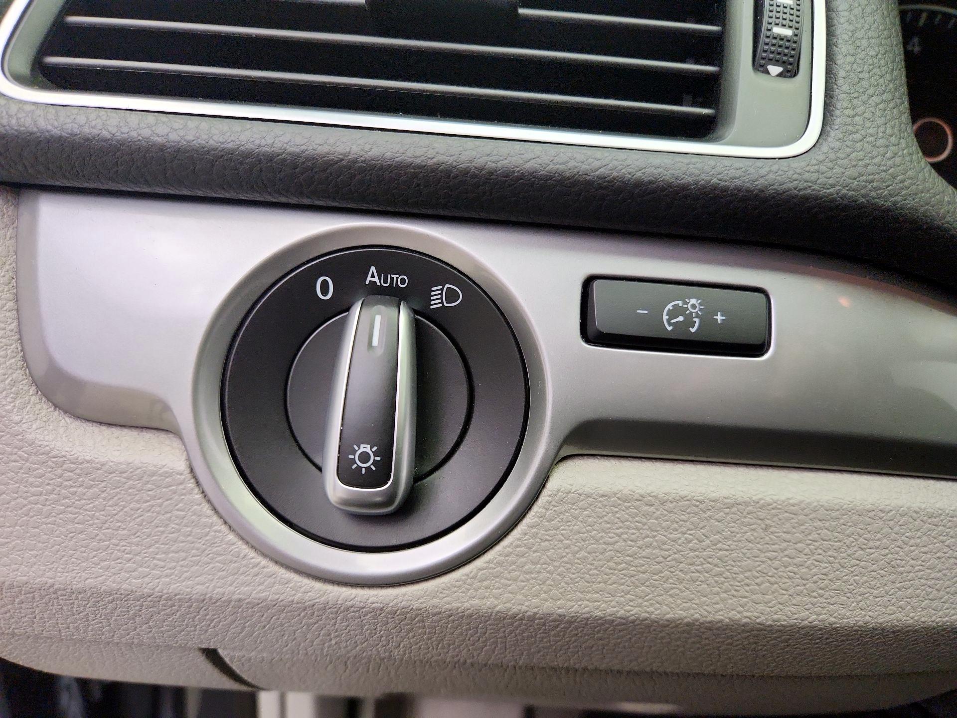 Thumbnail: 2014 Volkswagen Passat - 13