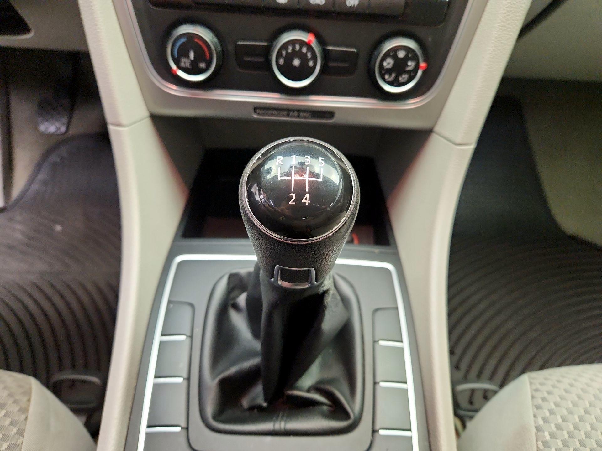 Thumbnail: 2014 Volkswagen Passat - 16