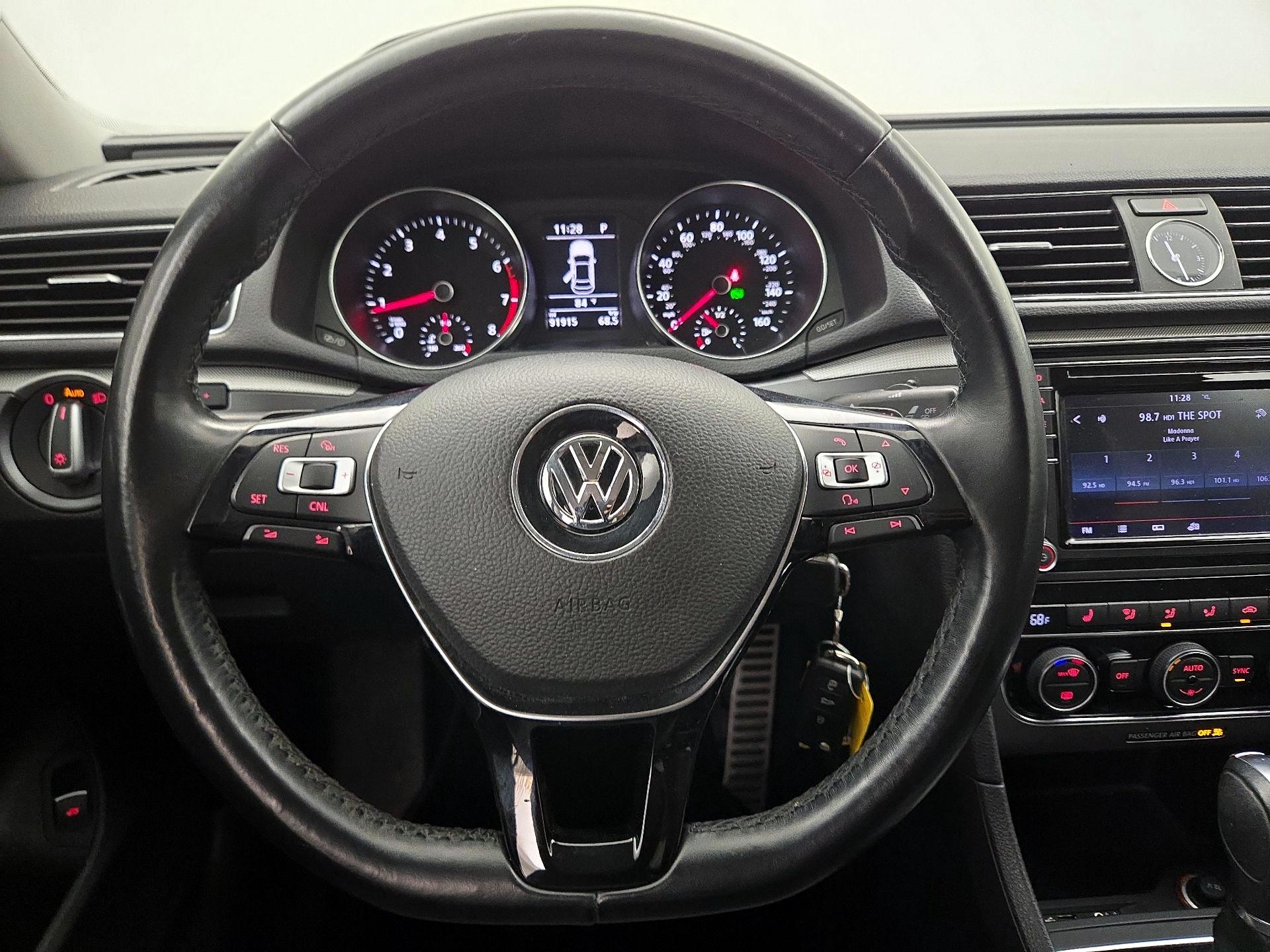 Thumbnail: 2017 Volkswagen Passat - 10