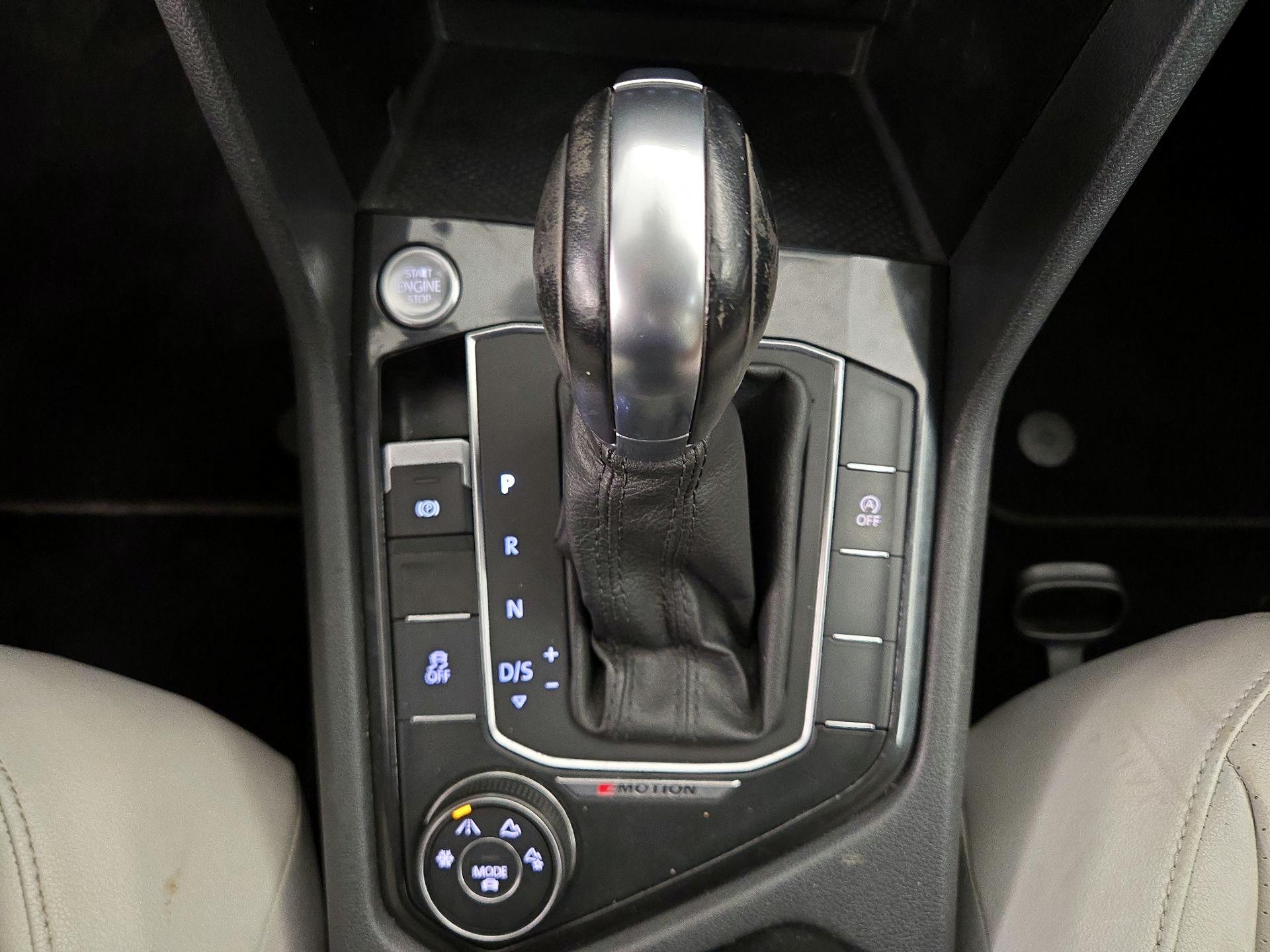 Thumbnail: 2018 Volkswagen Tiguan - 17