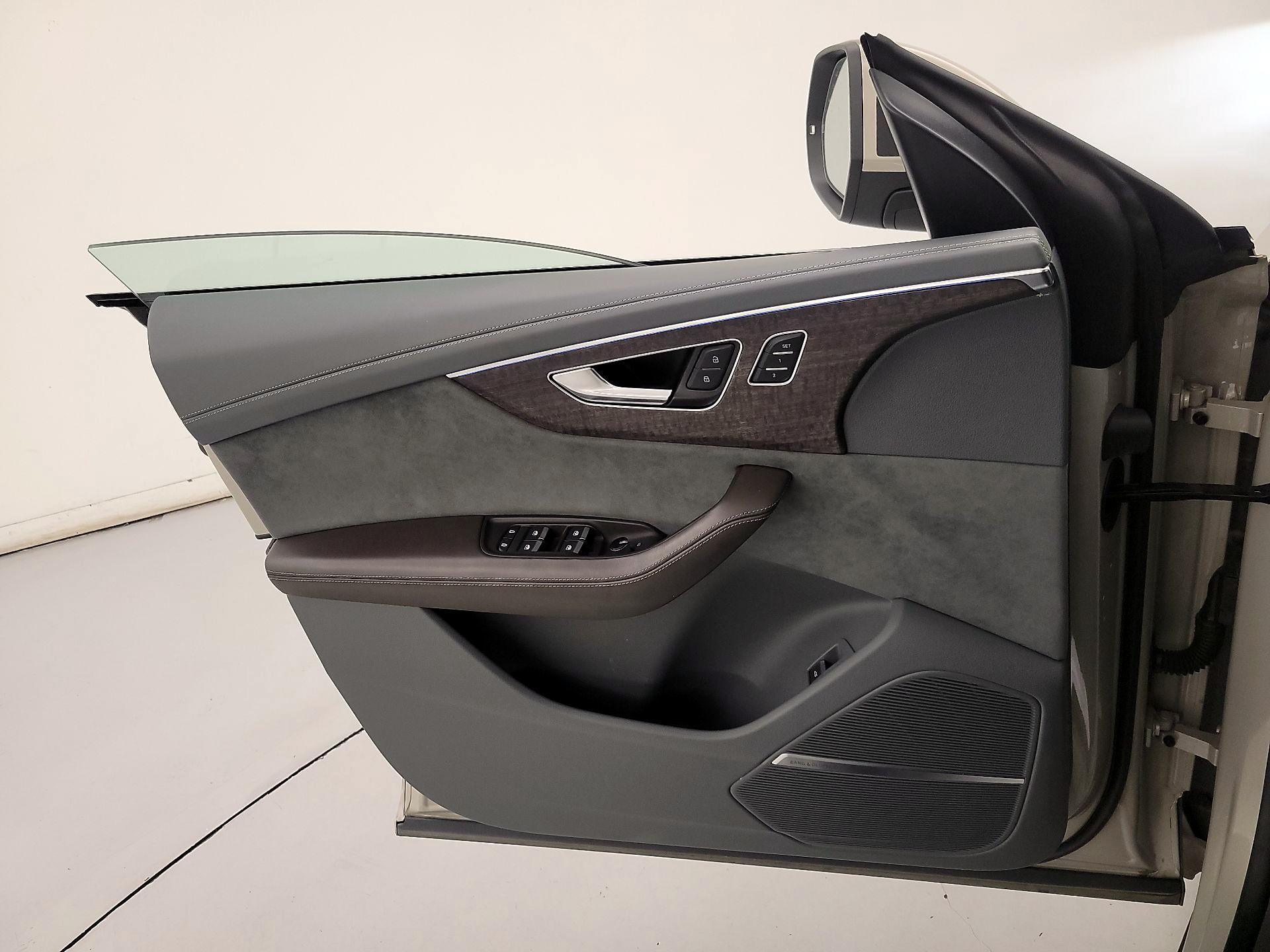 Thumbnail: 2021 Audi Q8 - 12