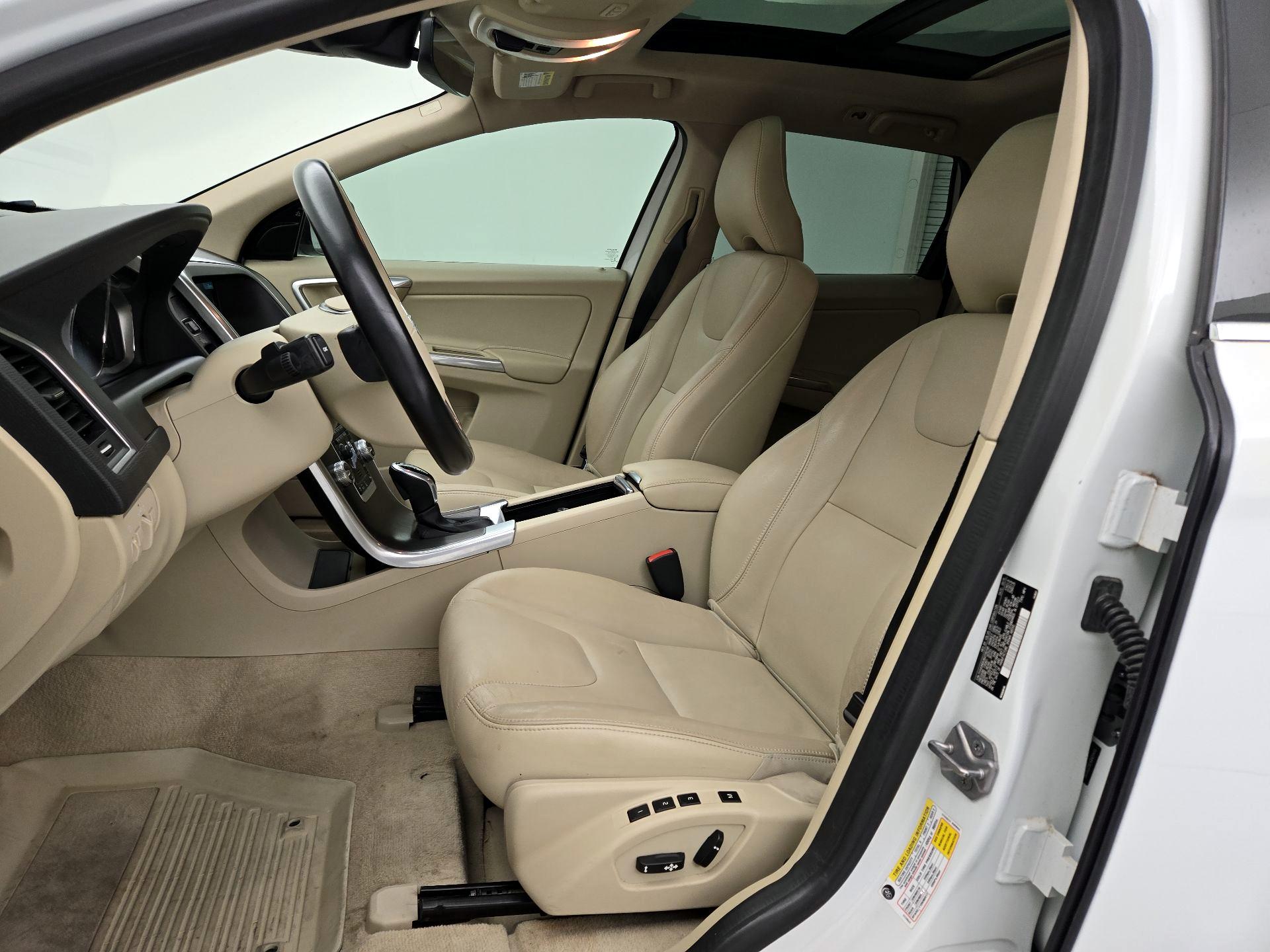 Thumbnail: 2016 Volvo XC60 - 11