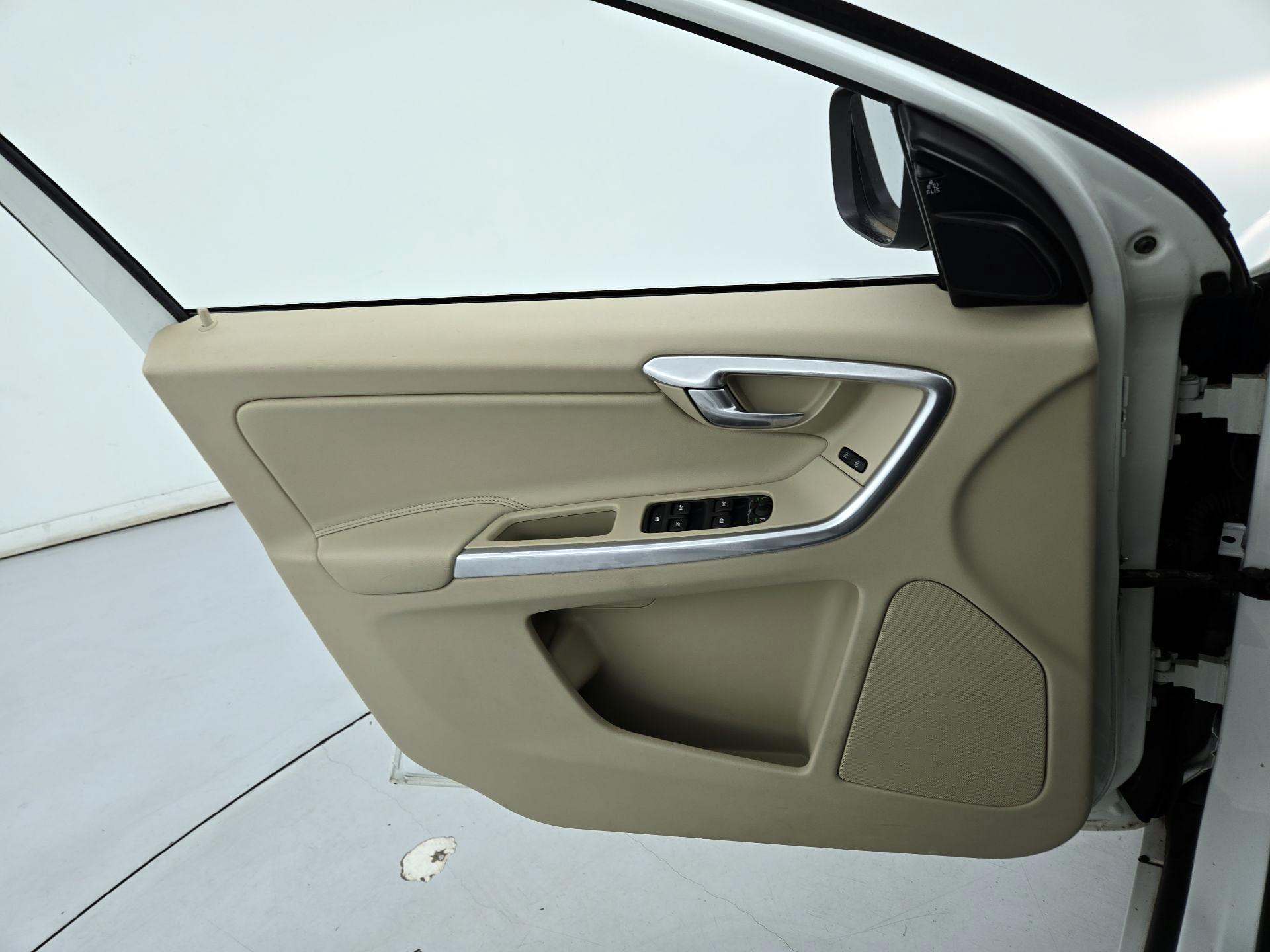 Thumbnail: 2016 Volvo XC60 - 12