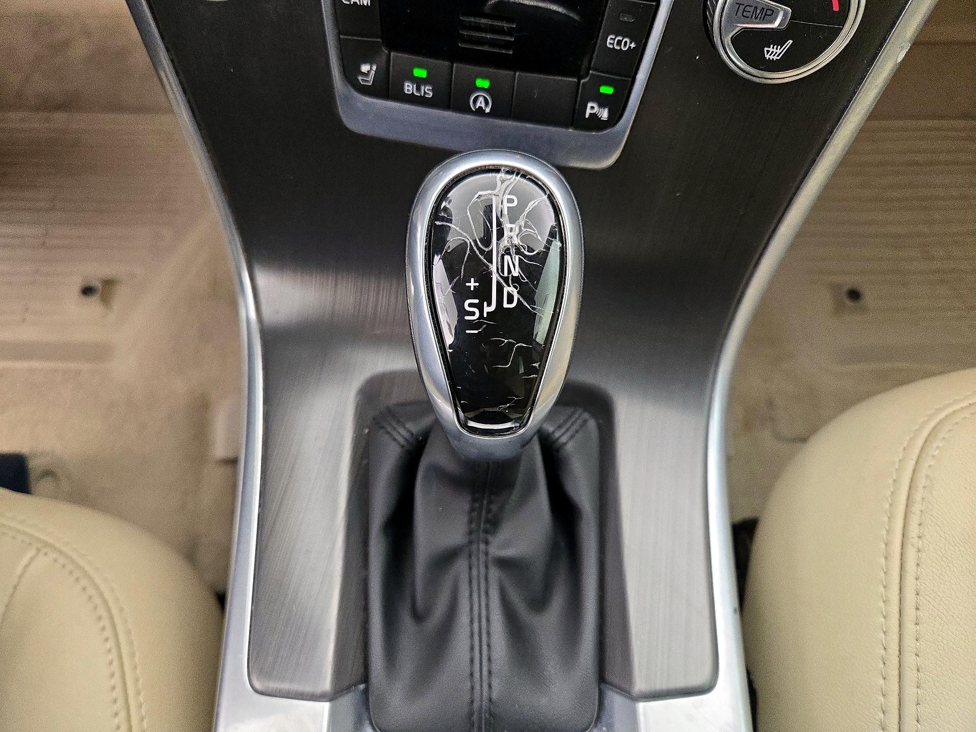 Thumbnail: 2016 Volvo XC60 - 16