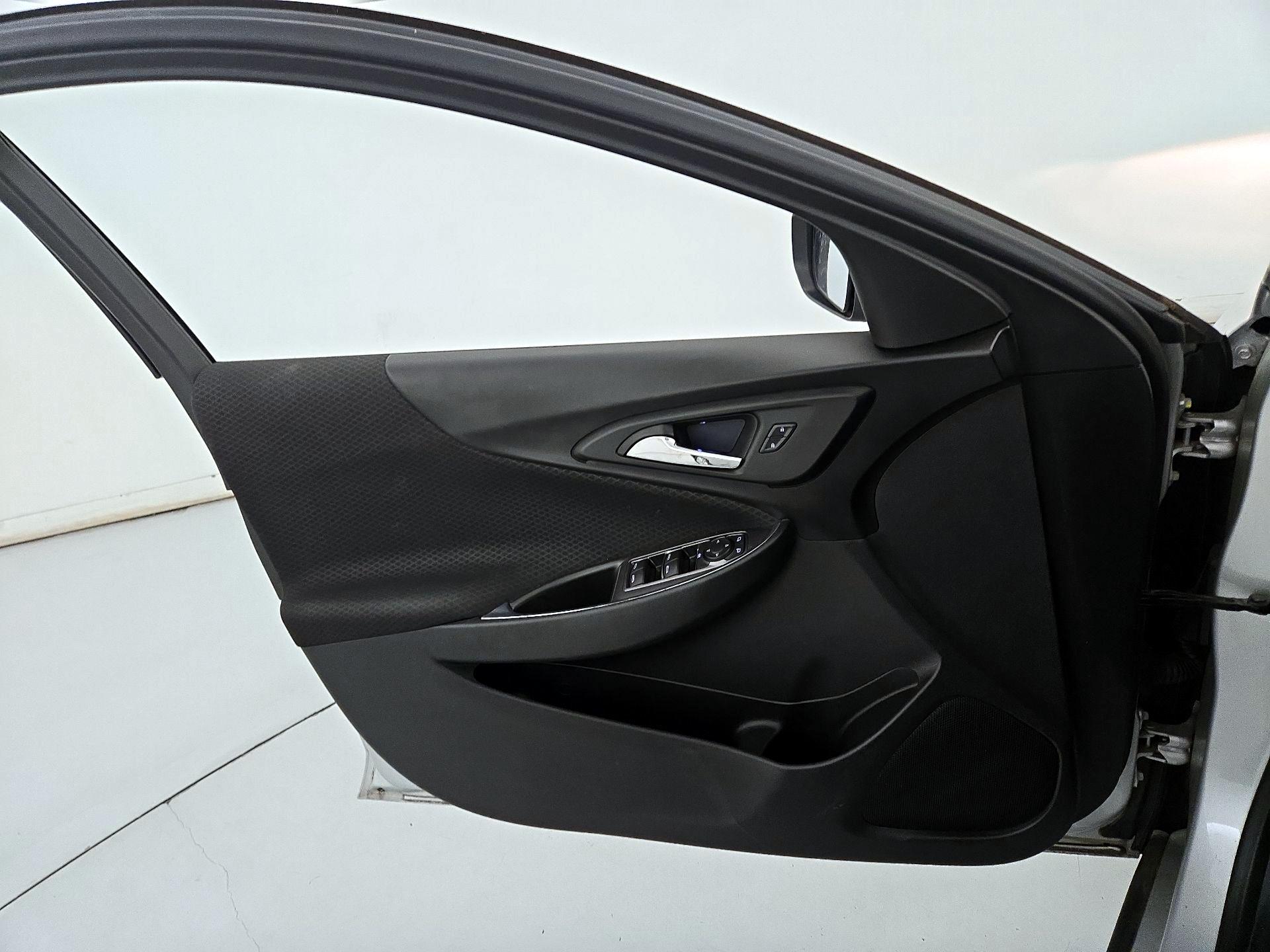 Thumbnail: 2016 Chevrolet Malibu - 12