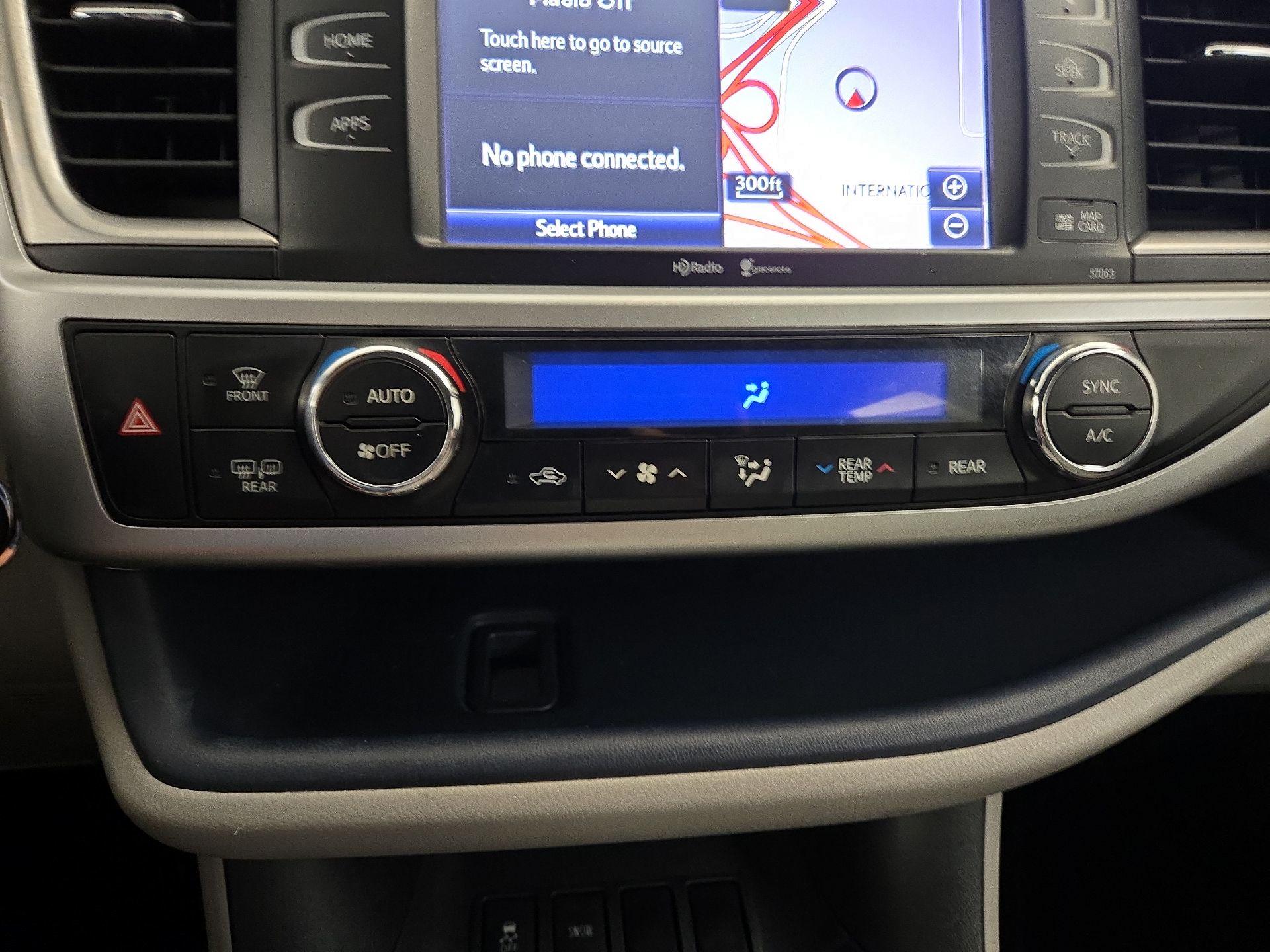 Thumbnail: 2014 Toyota Highlander - 16