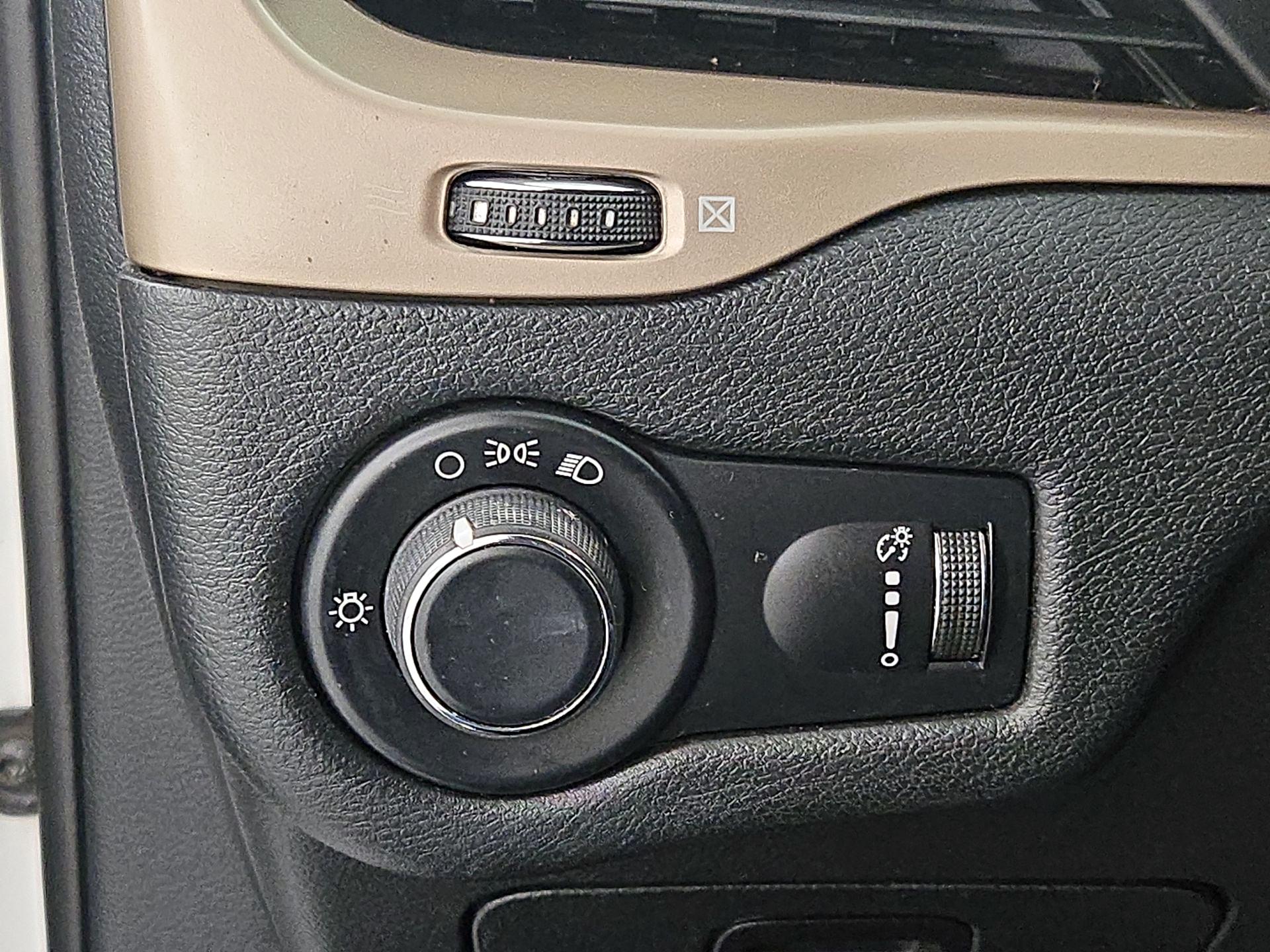 Thumbnail: 2016 Jeep Cherokee - 13