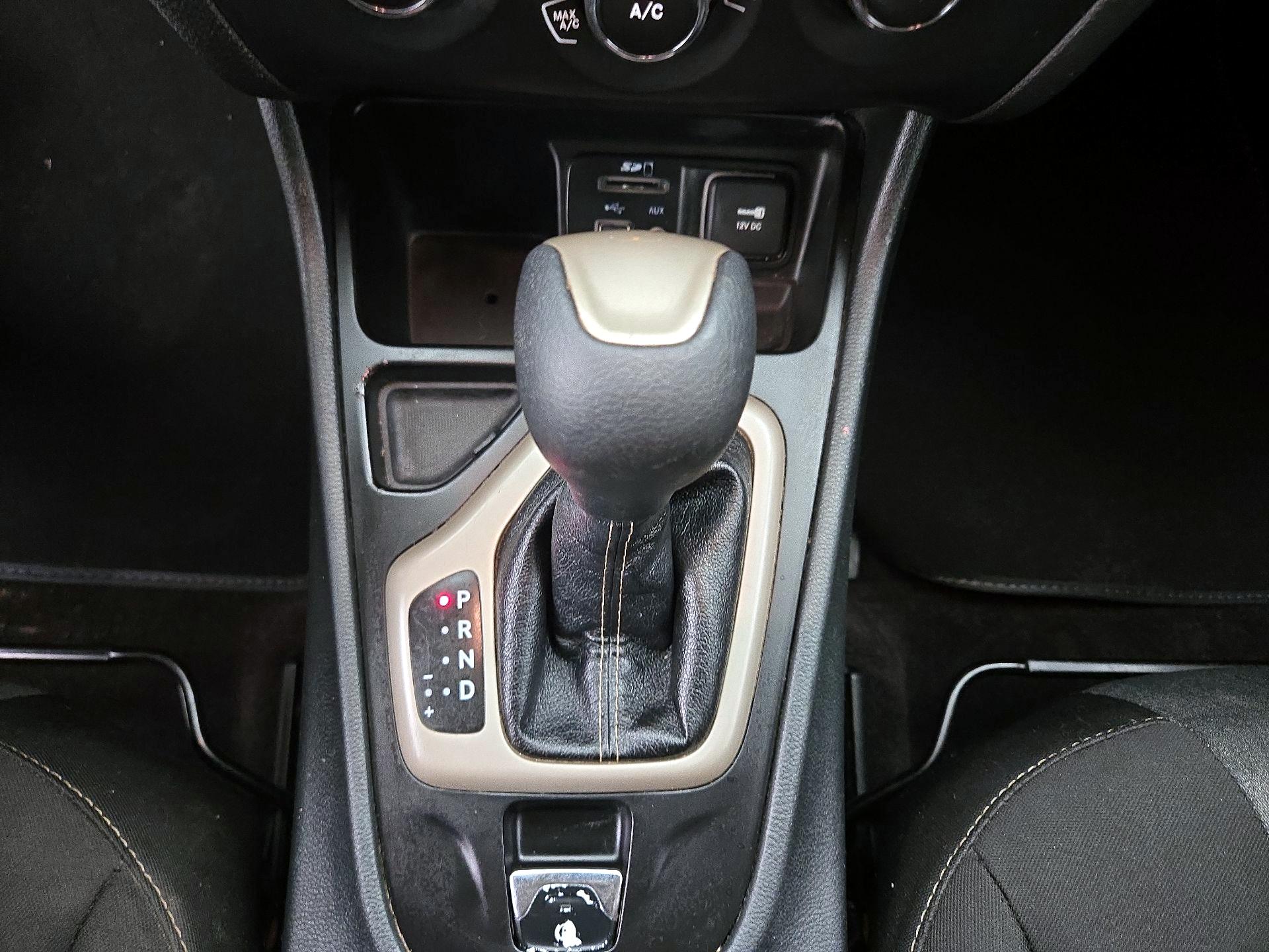 Thumbnail: 2016 Jeep Cherokee - 17