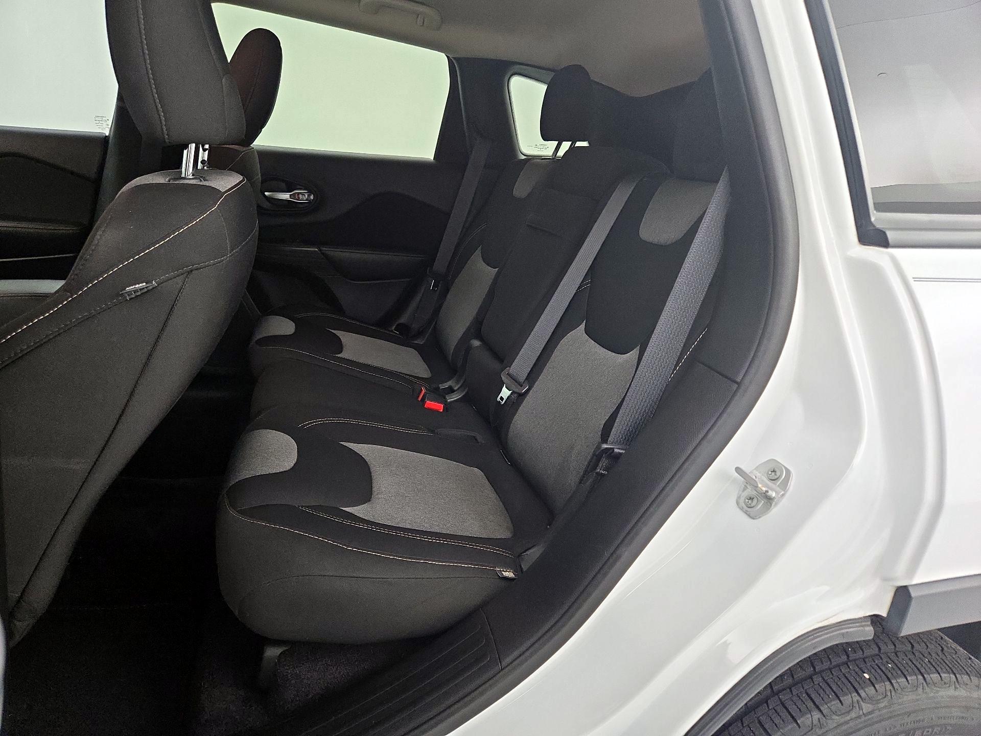 Thumbnail: 2016 Jeep Cherokee - 19