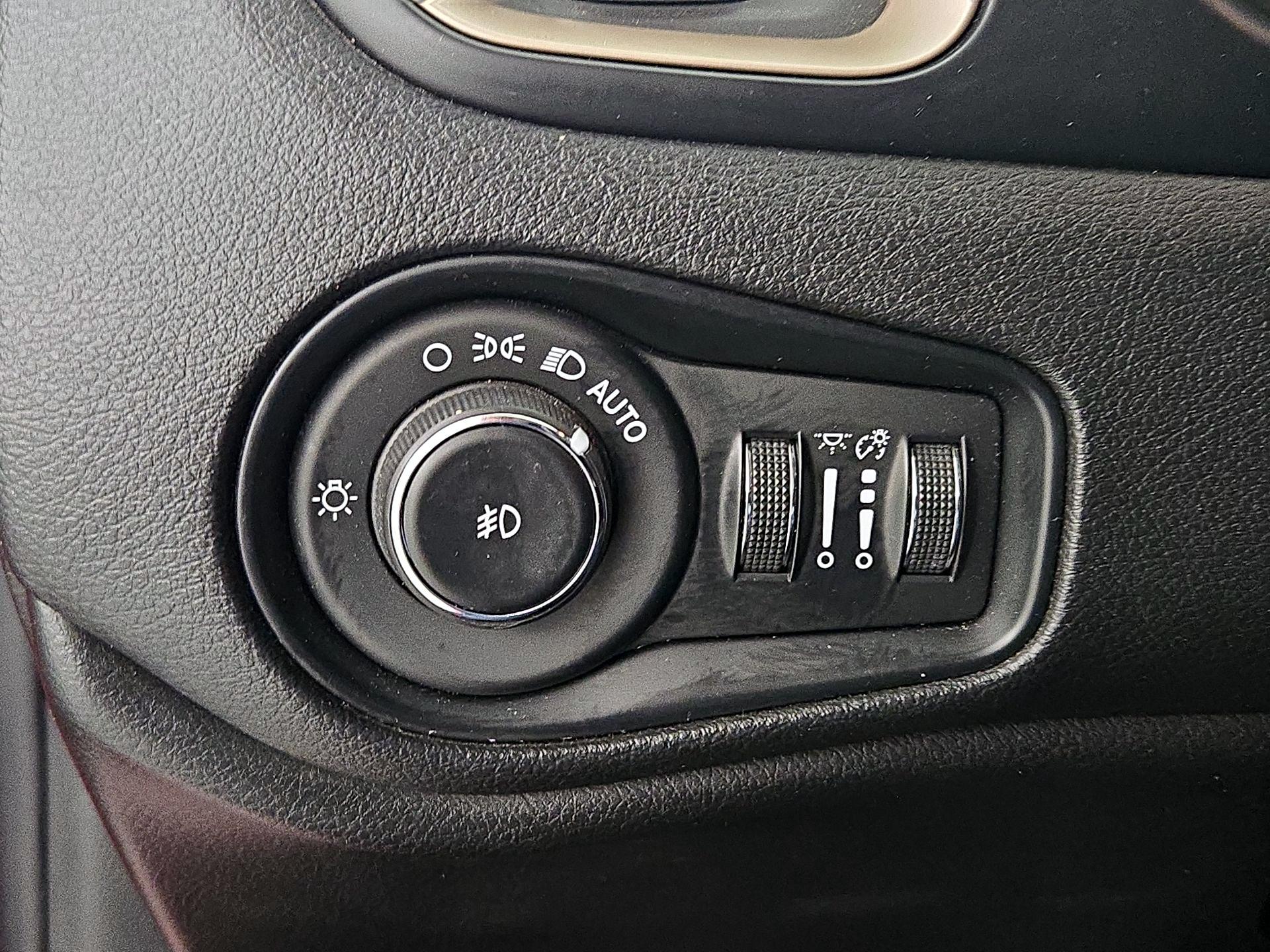Thumbnail: 2016 Jeep Renegade - 13