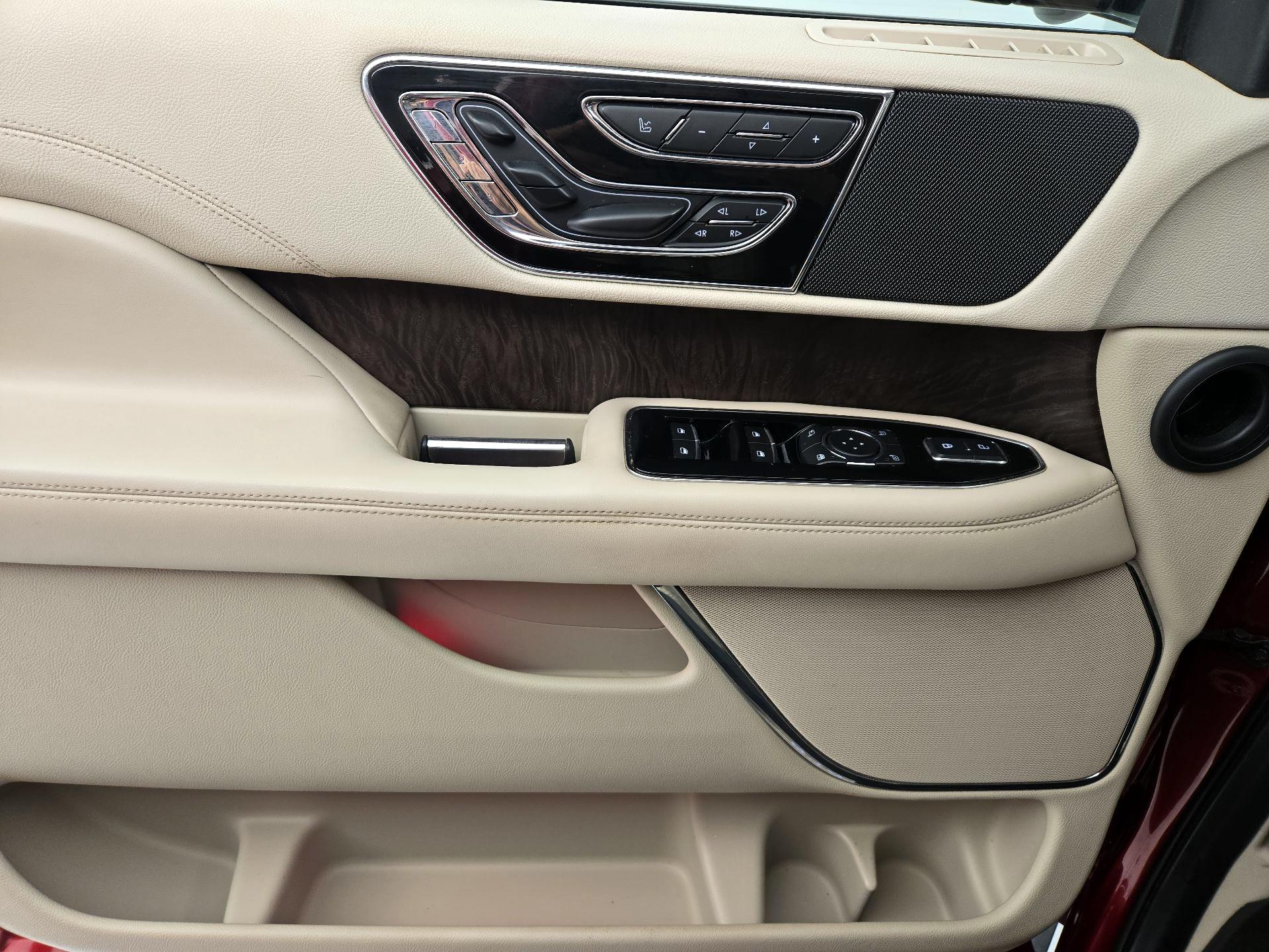 Thumbnail: 2019 Lincoln Navigator - 12