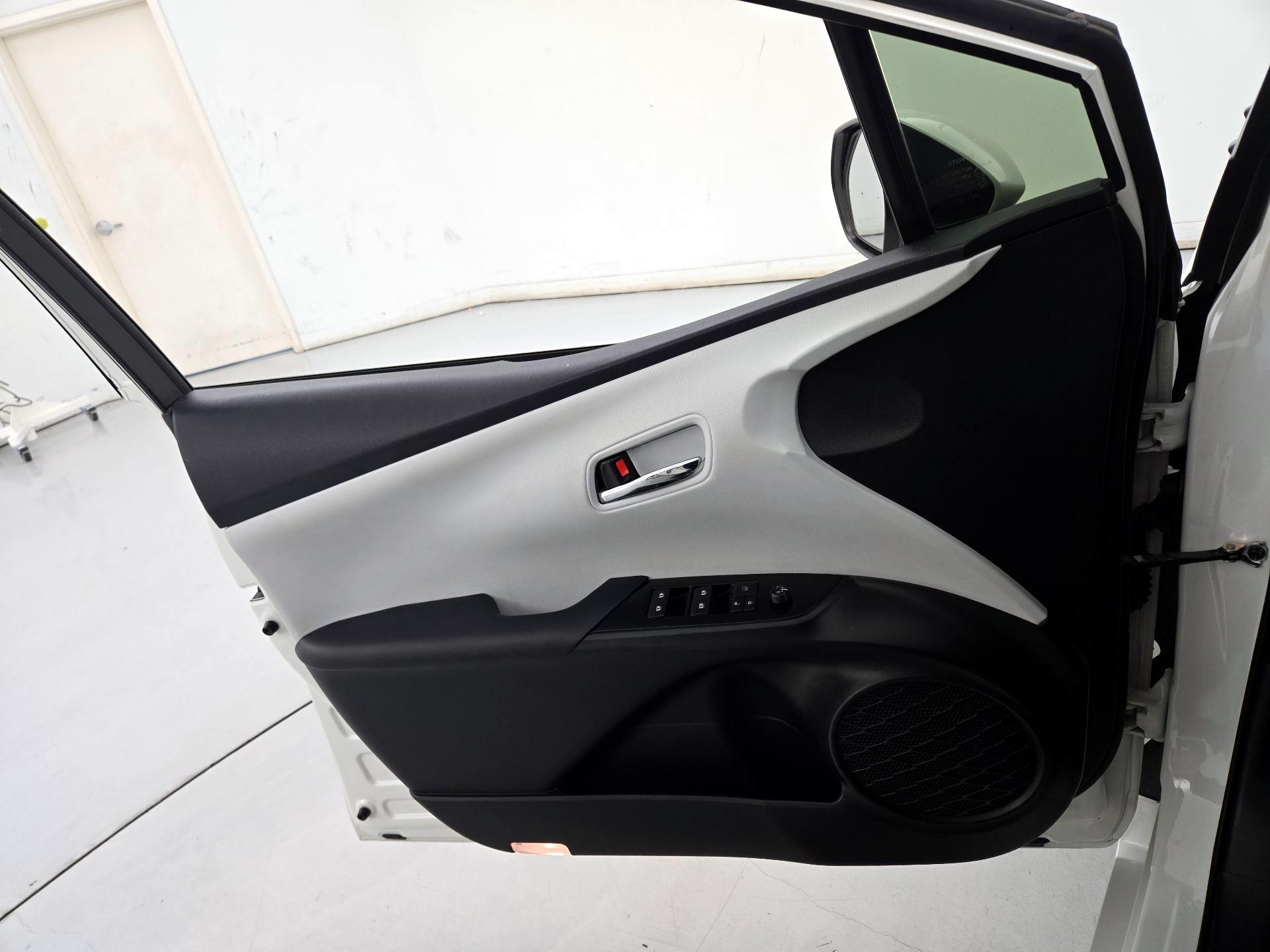 Thumbnail: 2016 Toyota Prius - 12