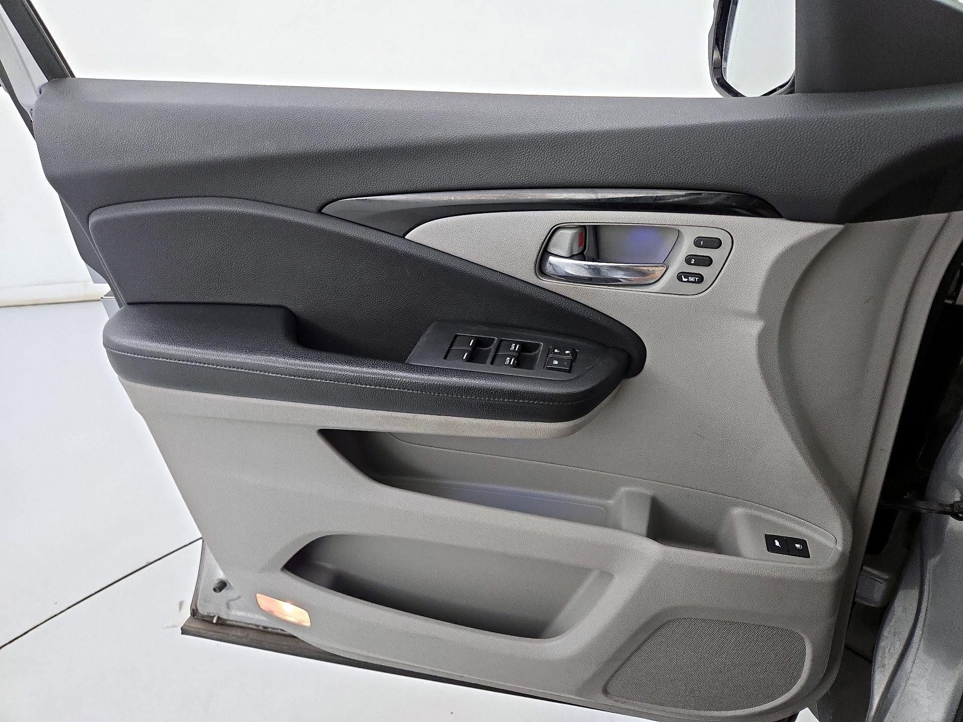 Thumbnail: 2016 Honda Pilot - 12
