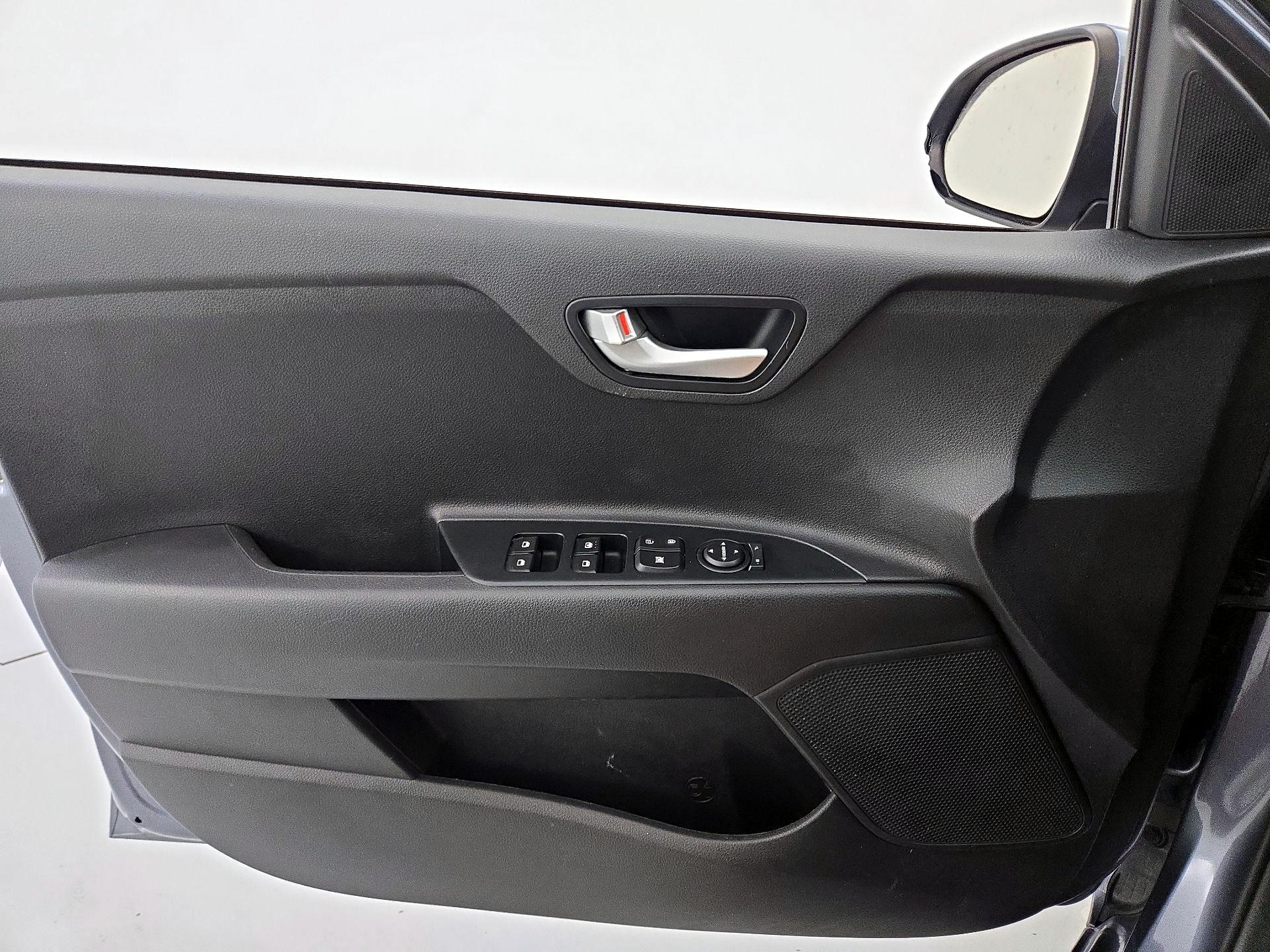 Thumbnail: 2020 Kia Rio - 12