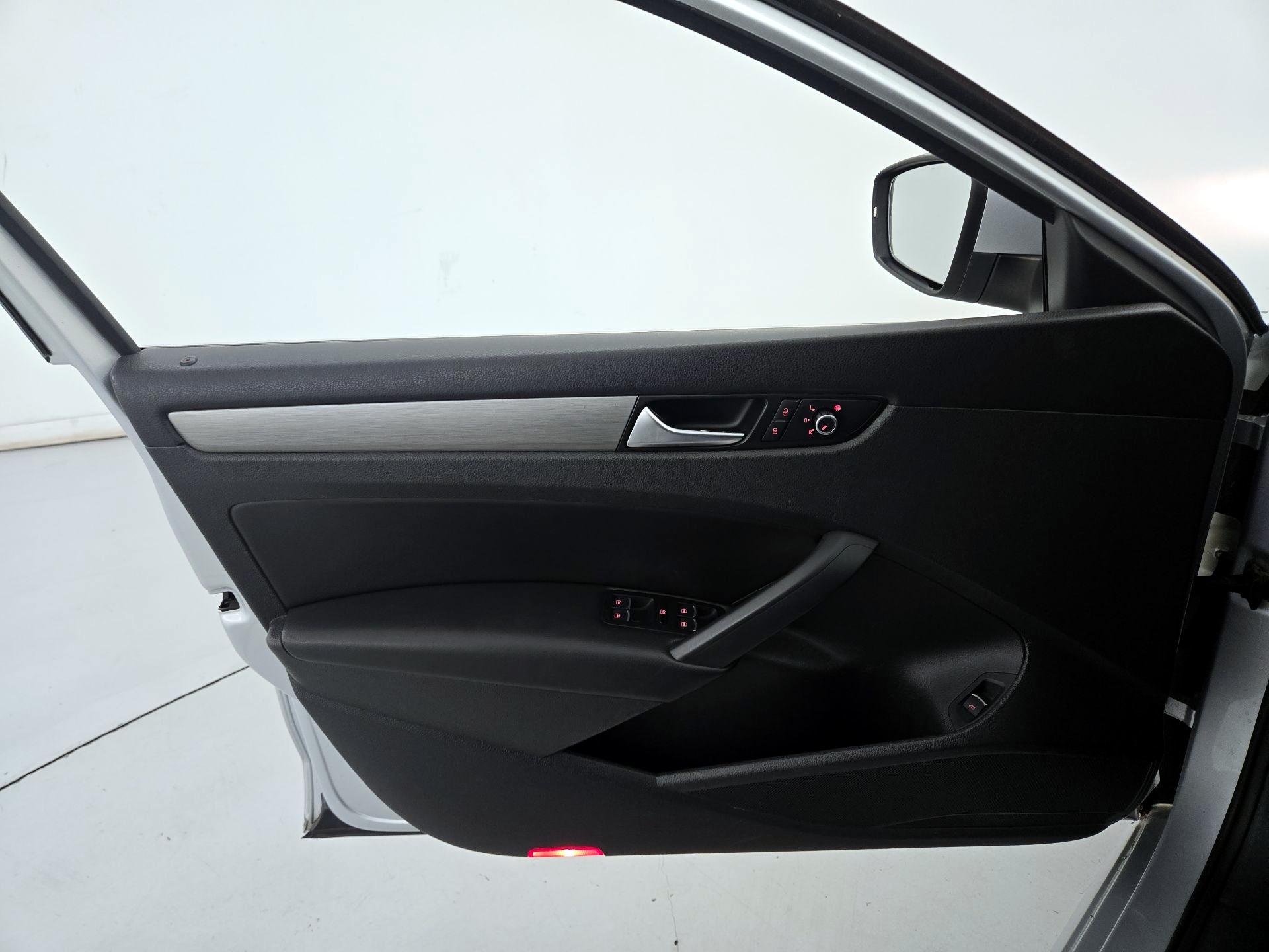 Thumbnail: 2014 Volkswagen Passat - 12