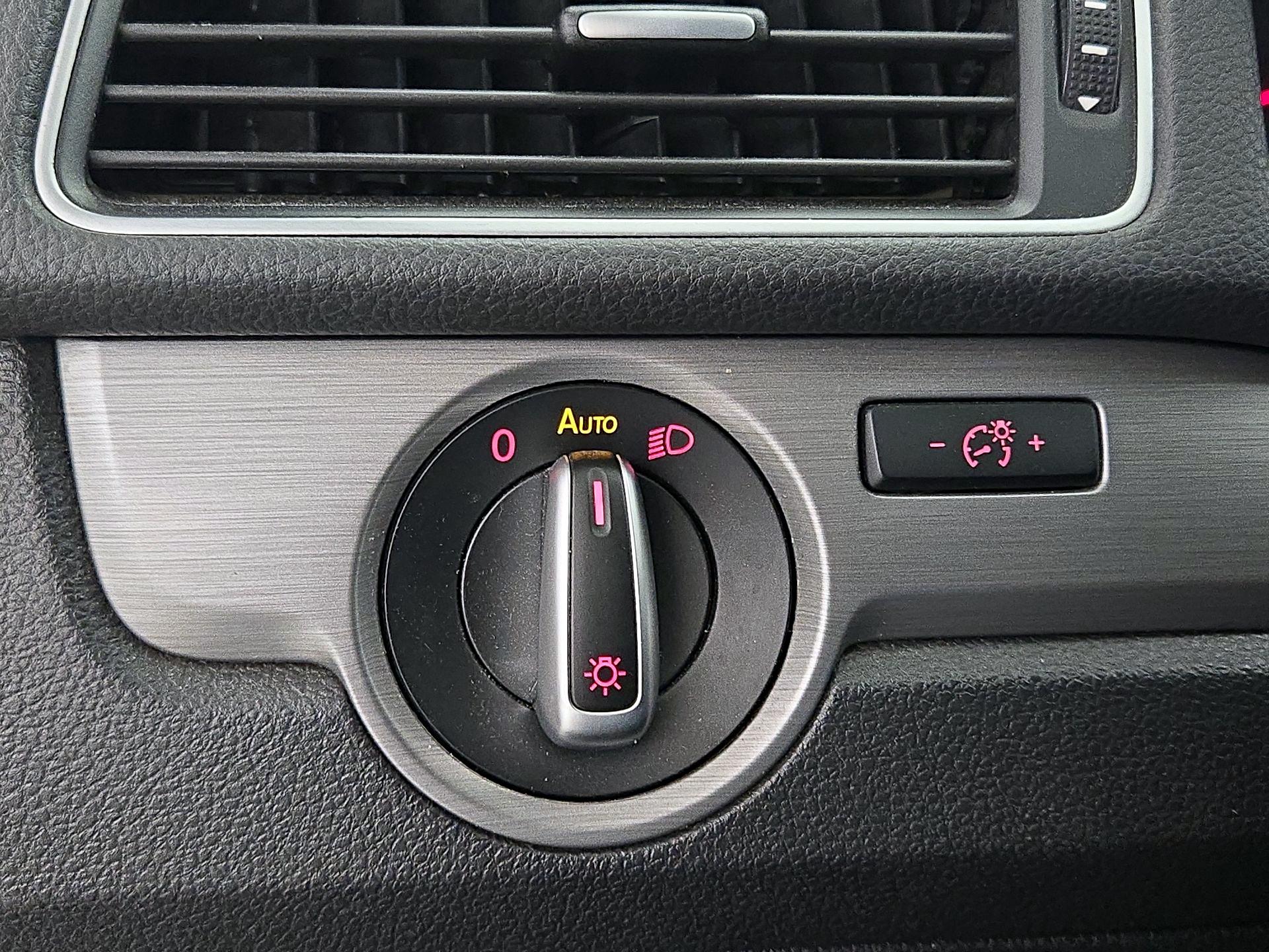 Thumbnail: 2014 Volkswagen Passat - 13