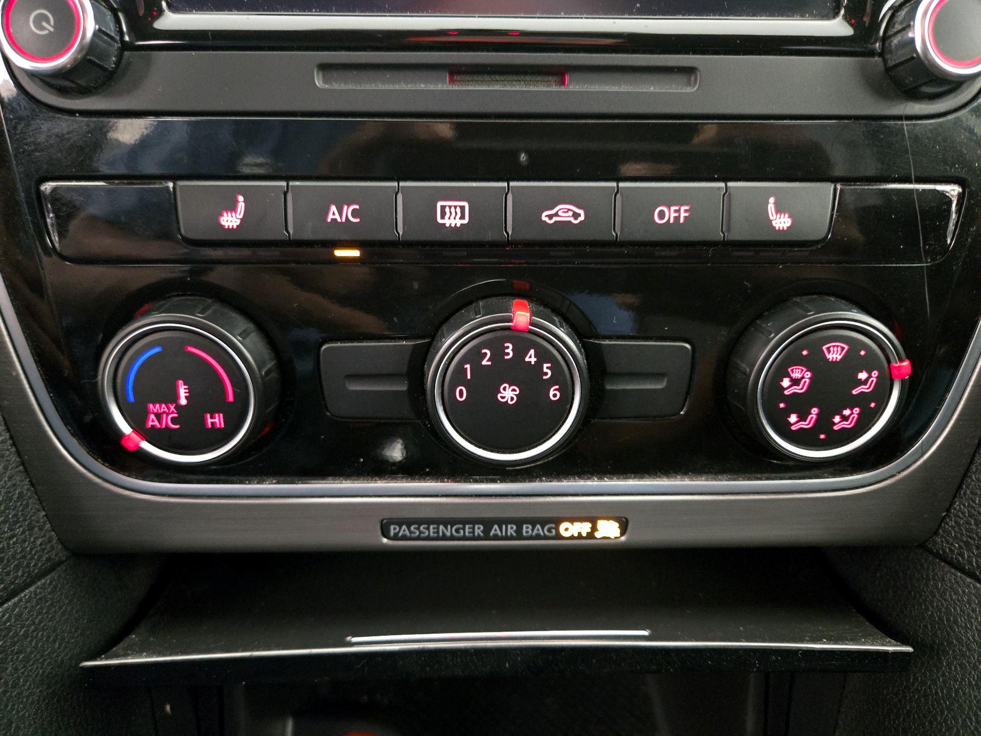 Thumbnail: 2014 Volkswagen Passat - 16
