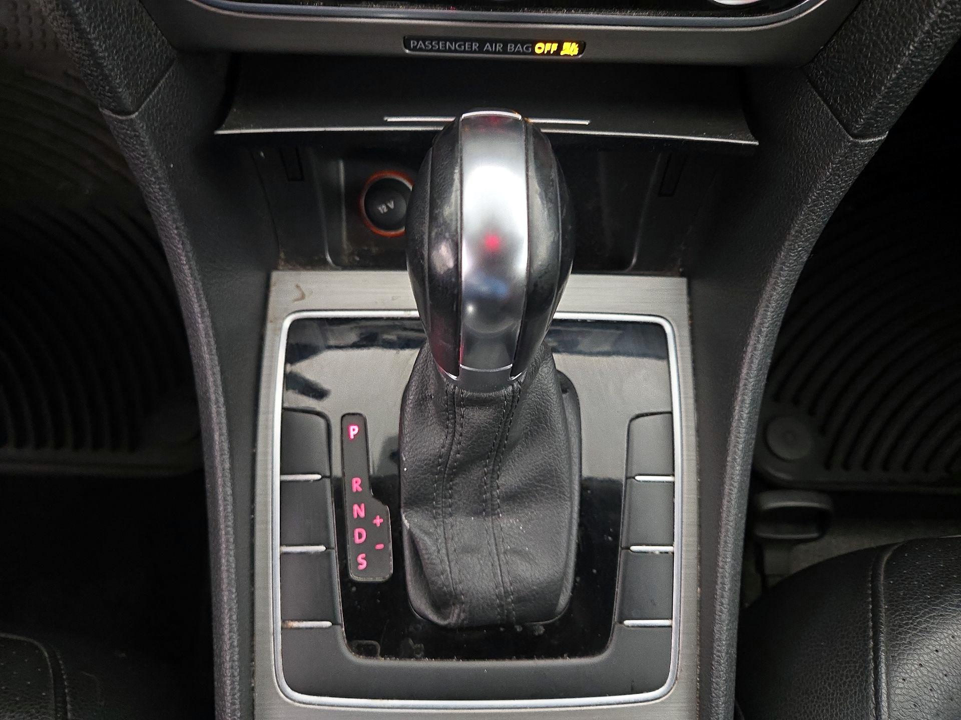 Thumbnail: 2014 Volkswagen Passat - 17