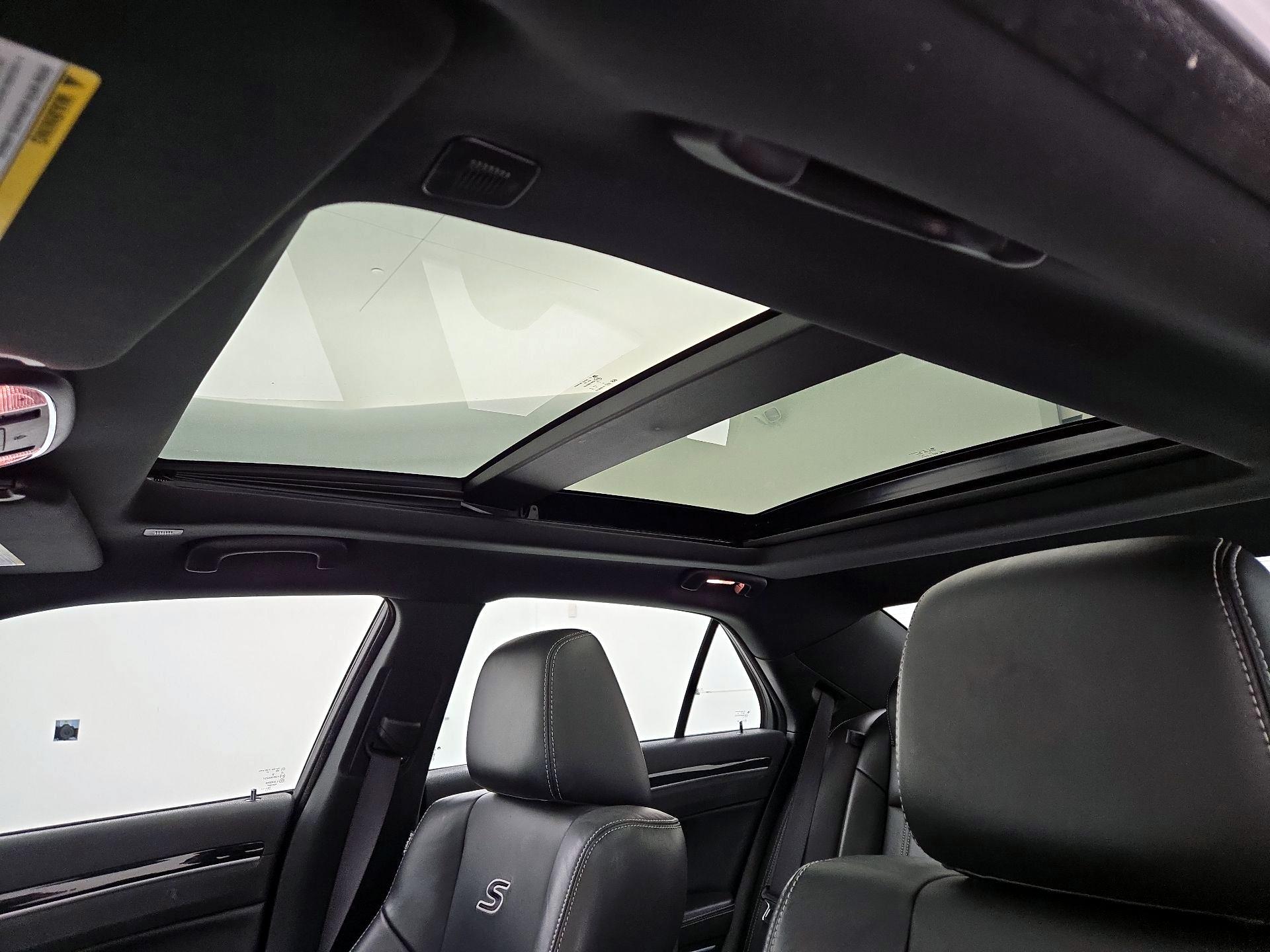 Thumbnail: 2022 Chrysler 300 - 20