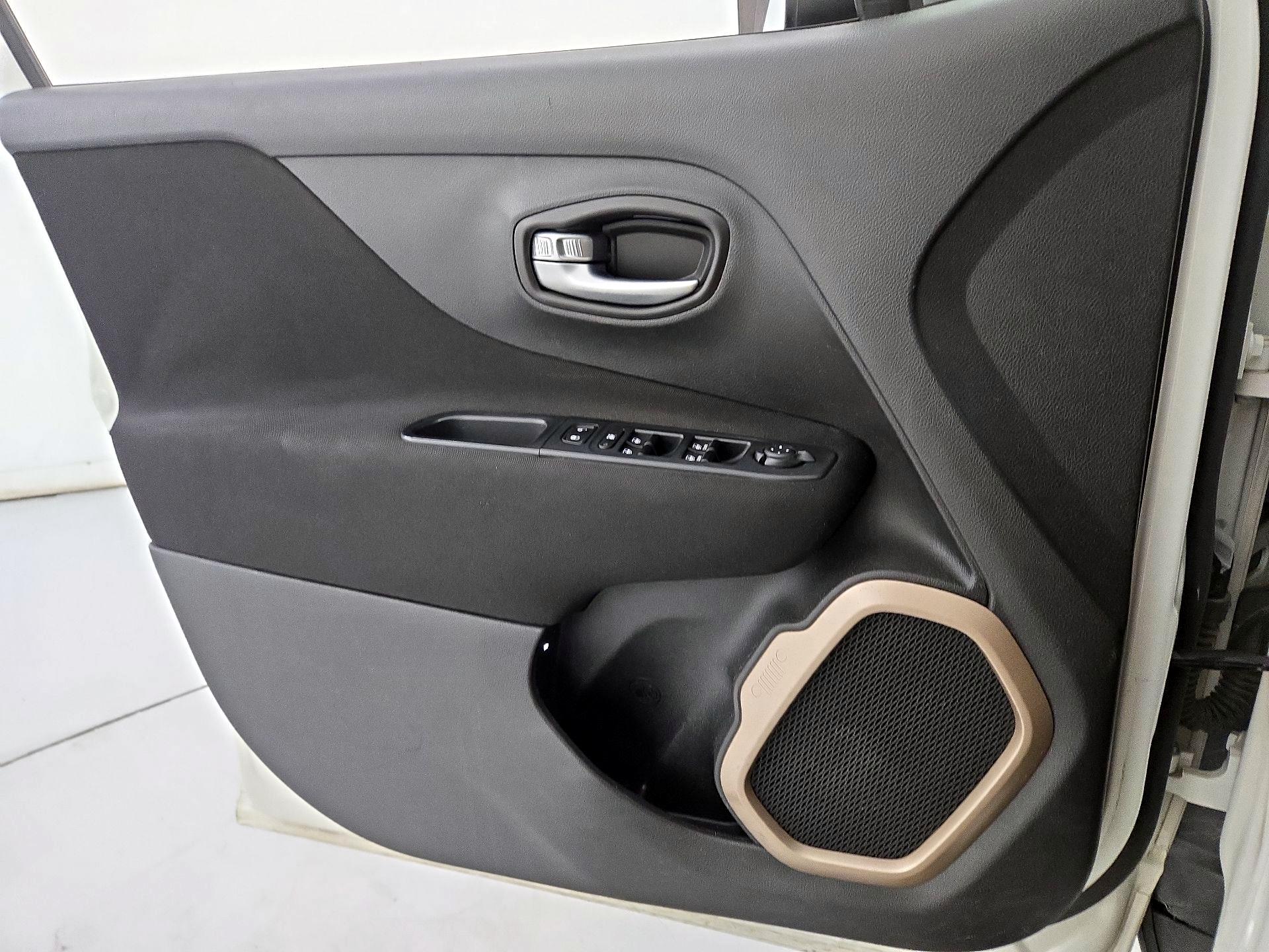 Thumbnail: 2016 Jeep Renegade - 12