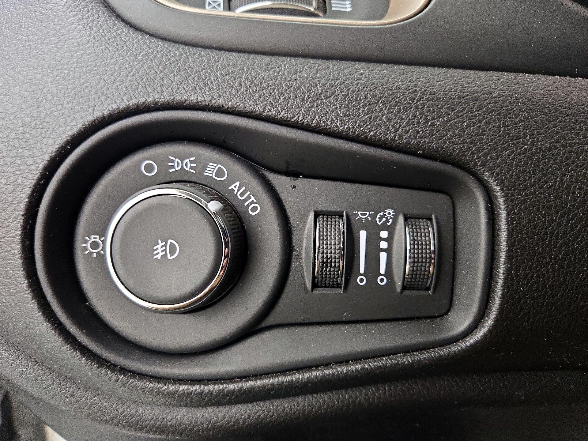 Thumbnail: 2016 Jeep Renegade - 13