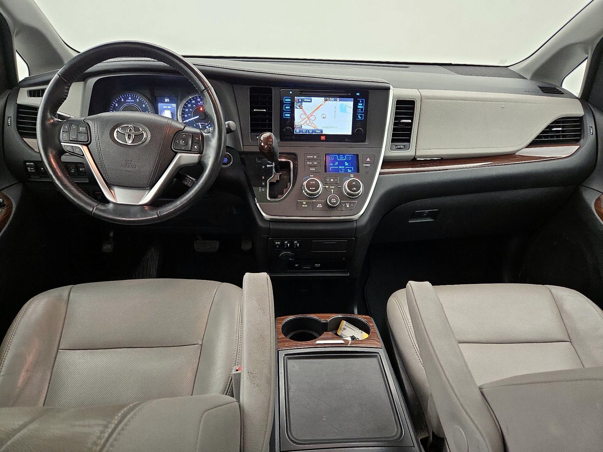 Thumbnail: 2017 Toyota Sienna - 9