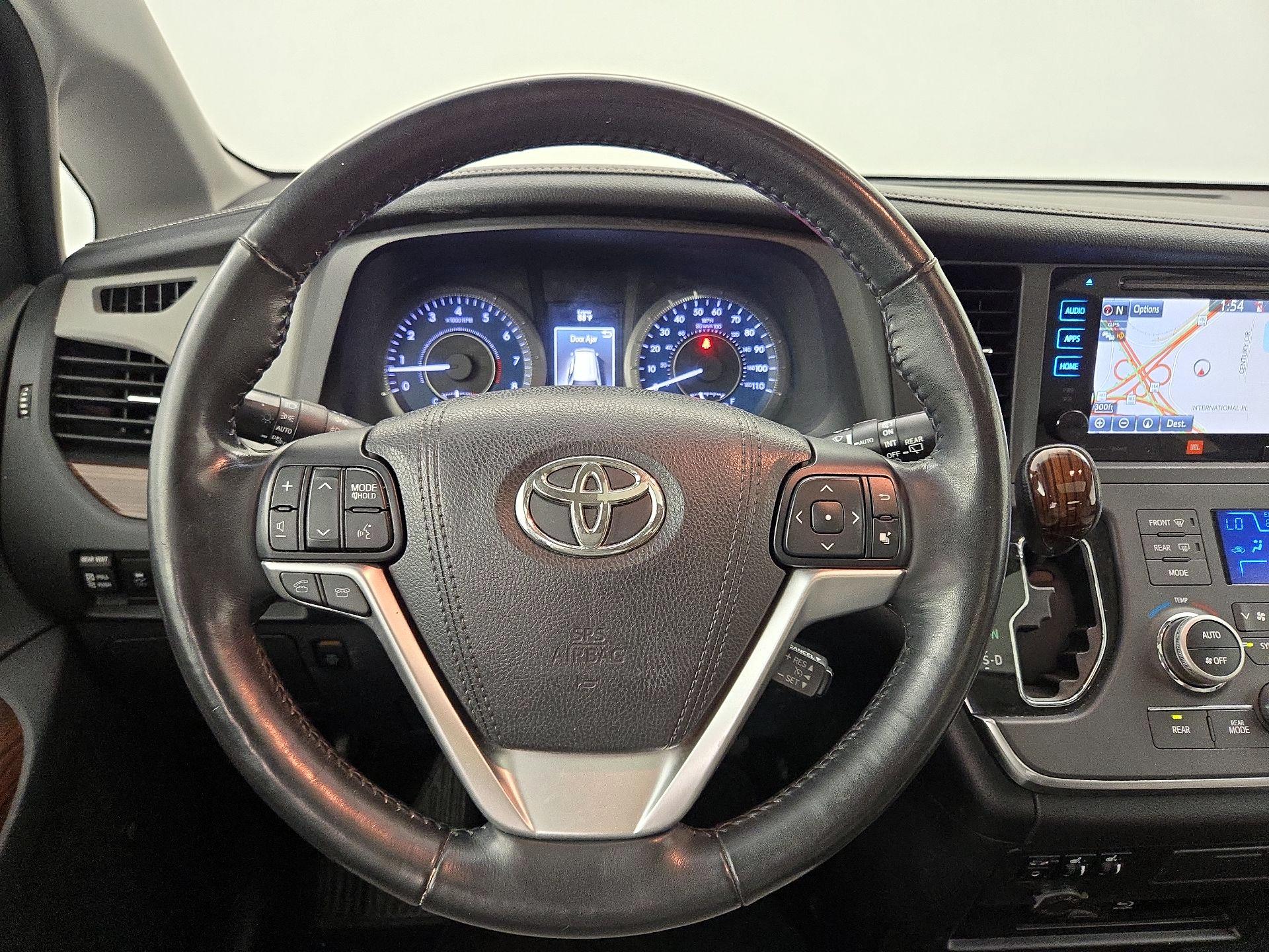 Thumbnail: 2017 Toyota Sienna - 10