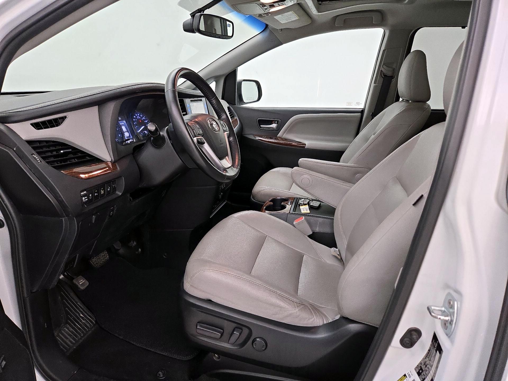 Thumbnail: 2017 Toyota Sienna - 11