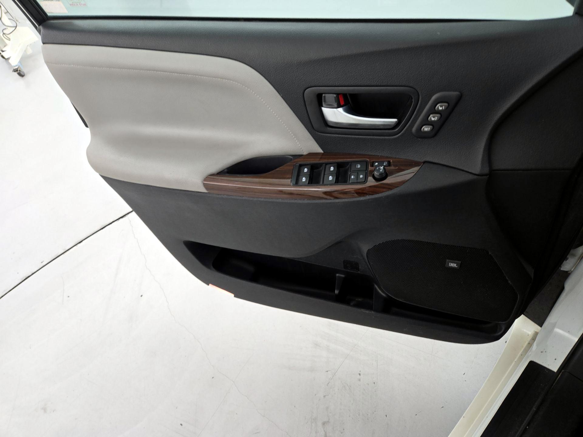 Thumbnail: 2017 Toyota Sienna - 12