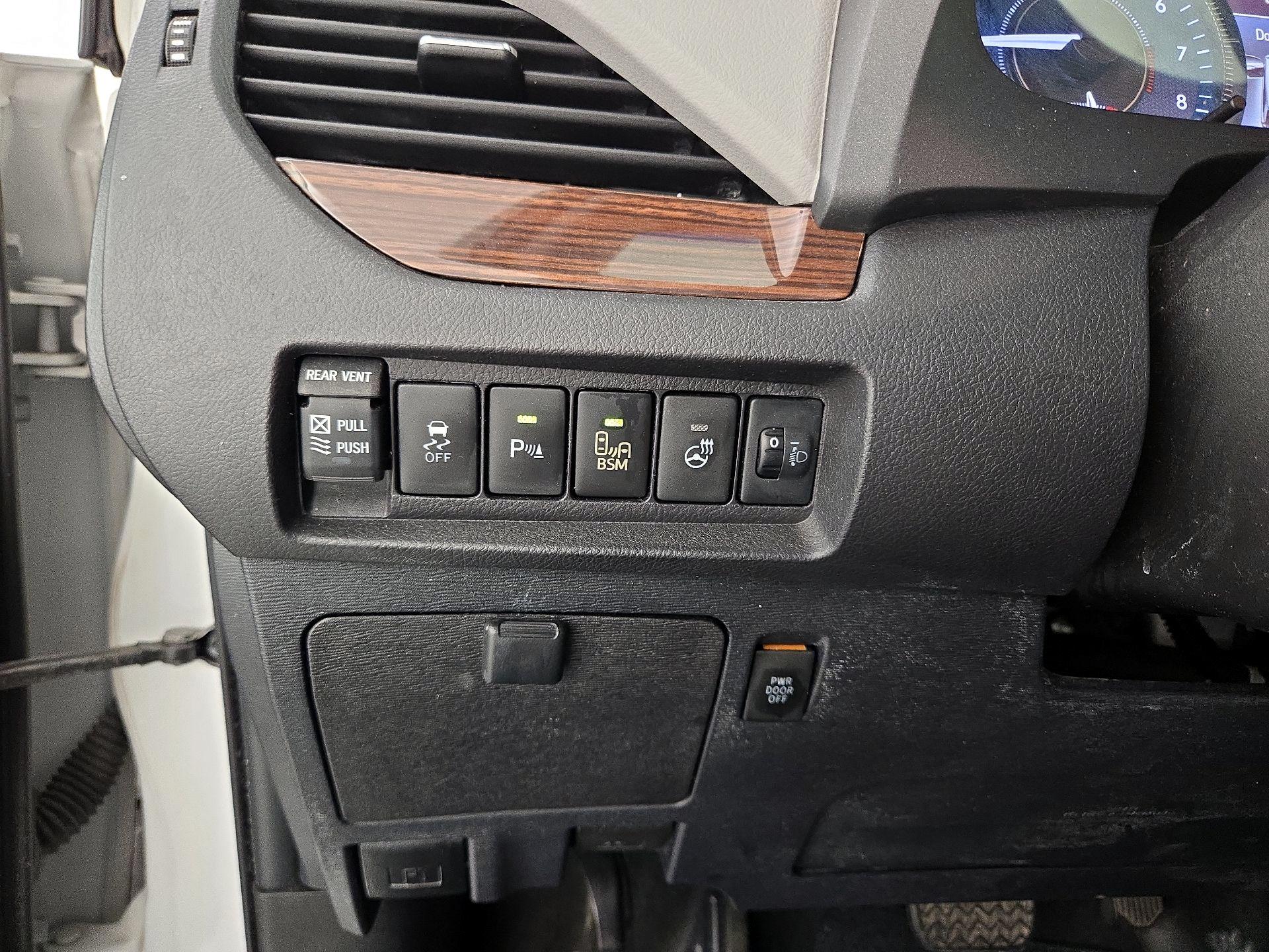 Thumbnail: 2017 Toyota Sienna - 13
