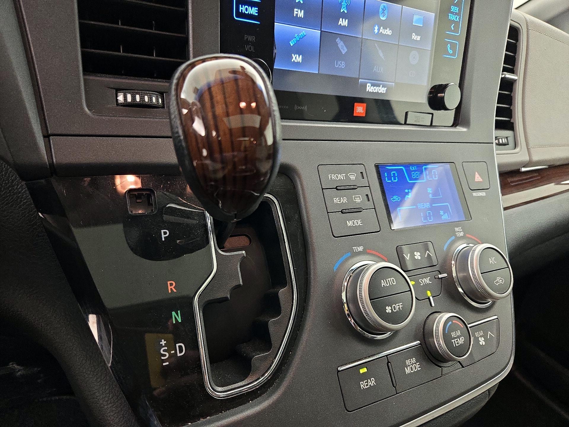 Thumbnail: 2017 Toyota Sienna - 18