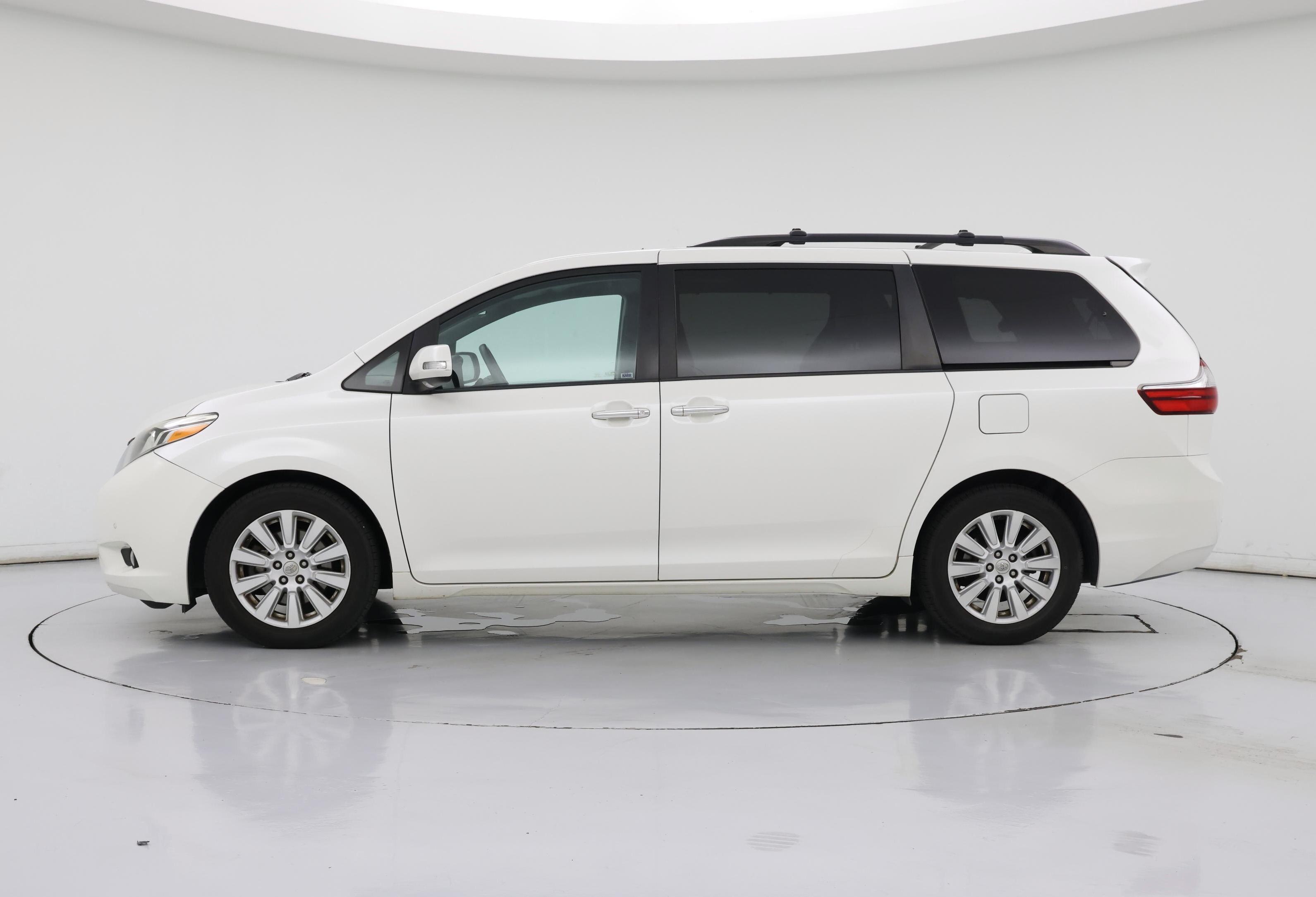 Thumbnail: 2017 Toyota Sienna - 3