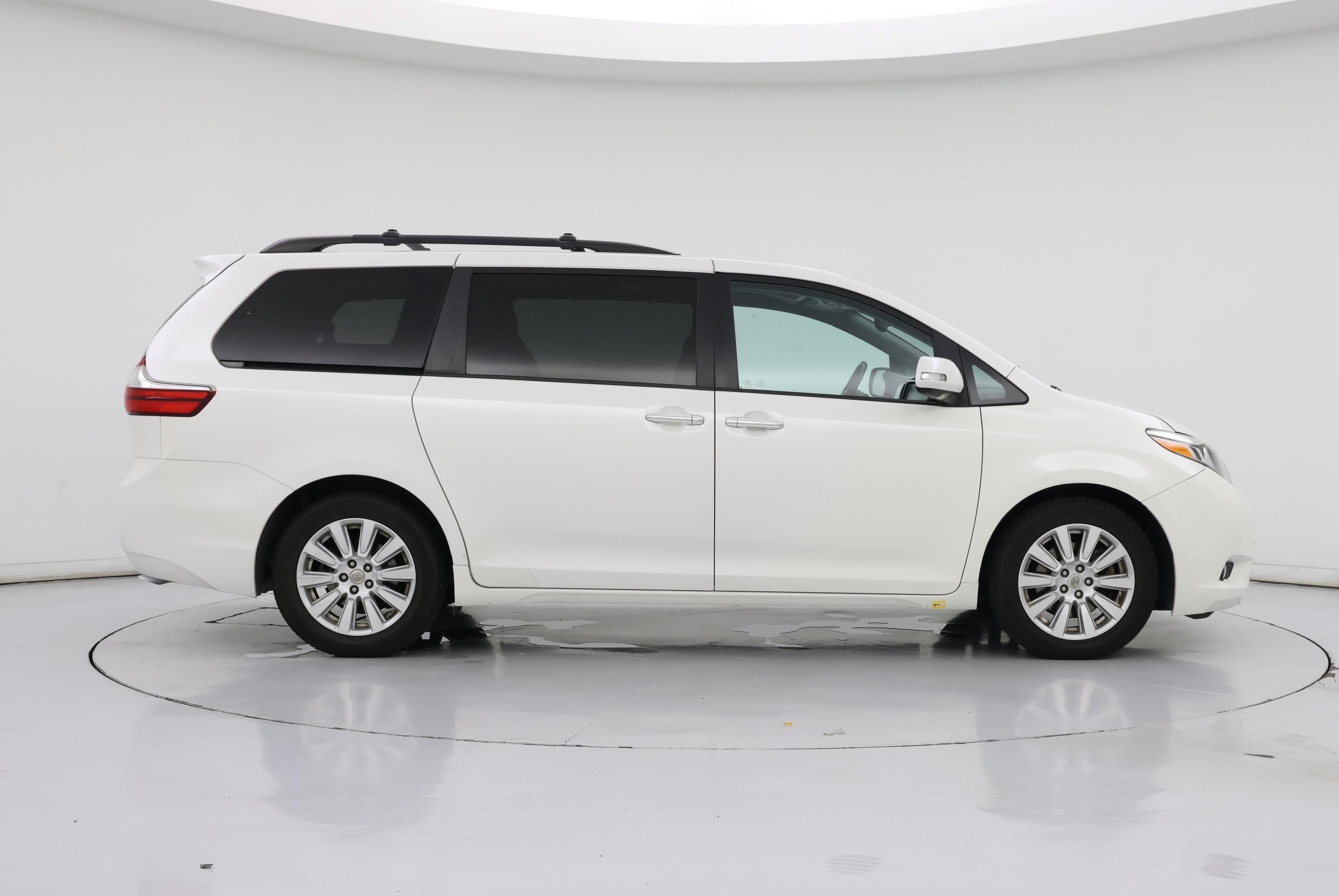 Thumbnail: 2017 Toyota Sienna - 7