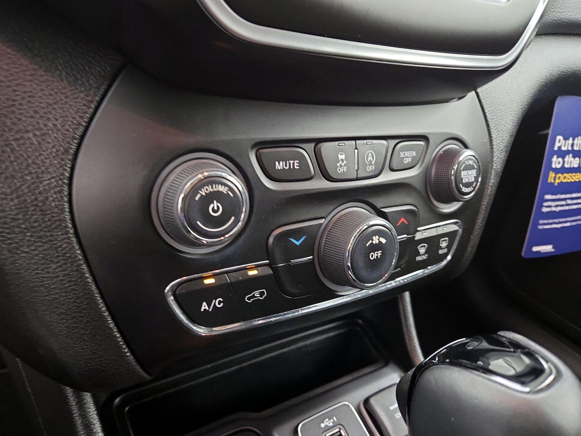 Thumbnail: 2021 Jeep Cherokee - 16