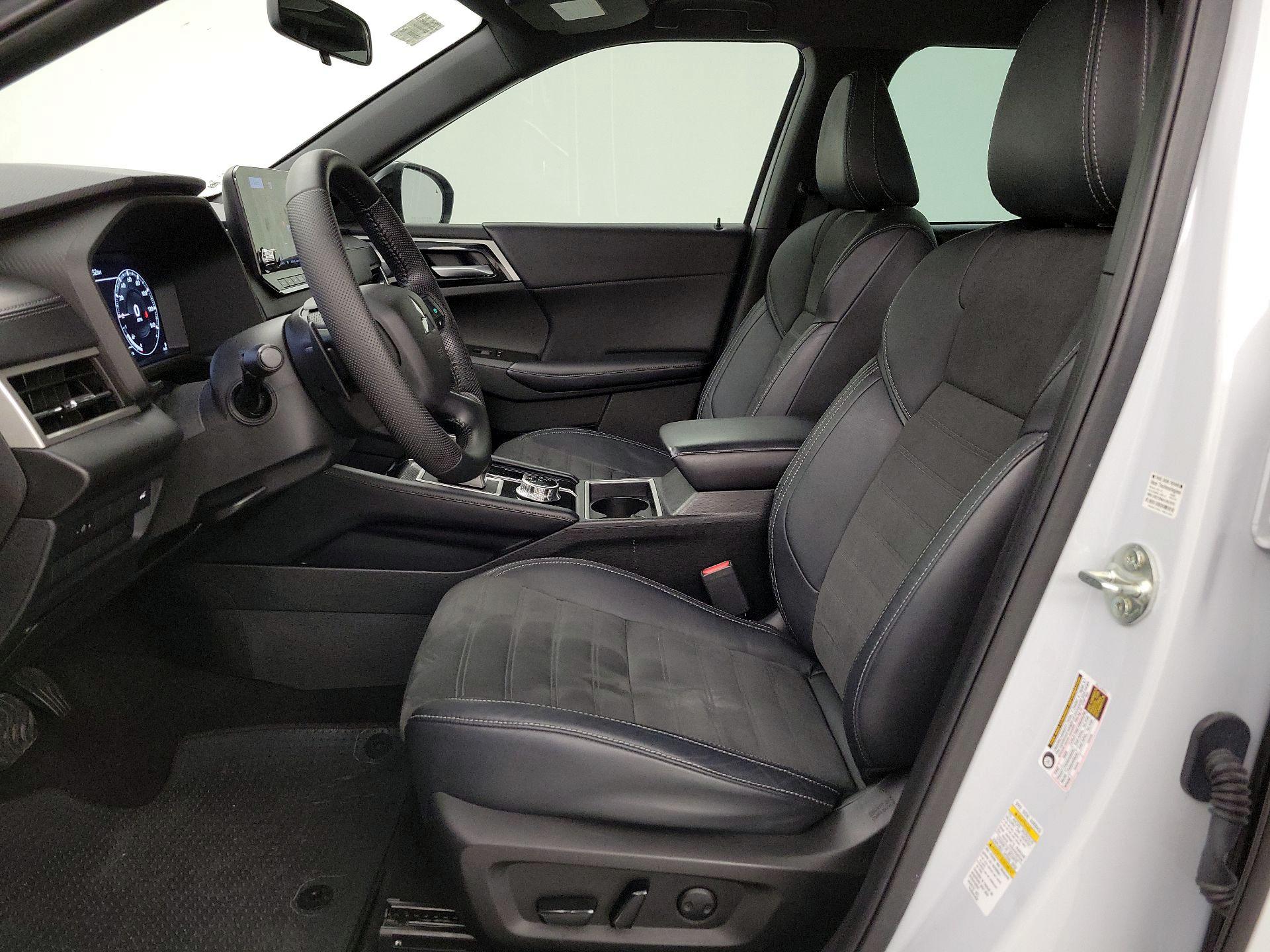 Thumbnail: 2023 Mitsubishi Outlander - 11
