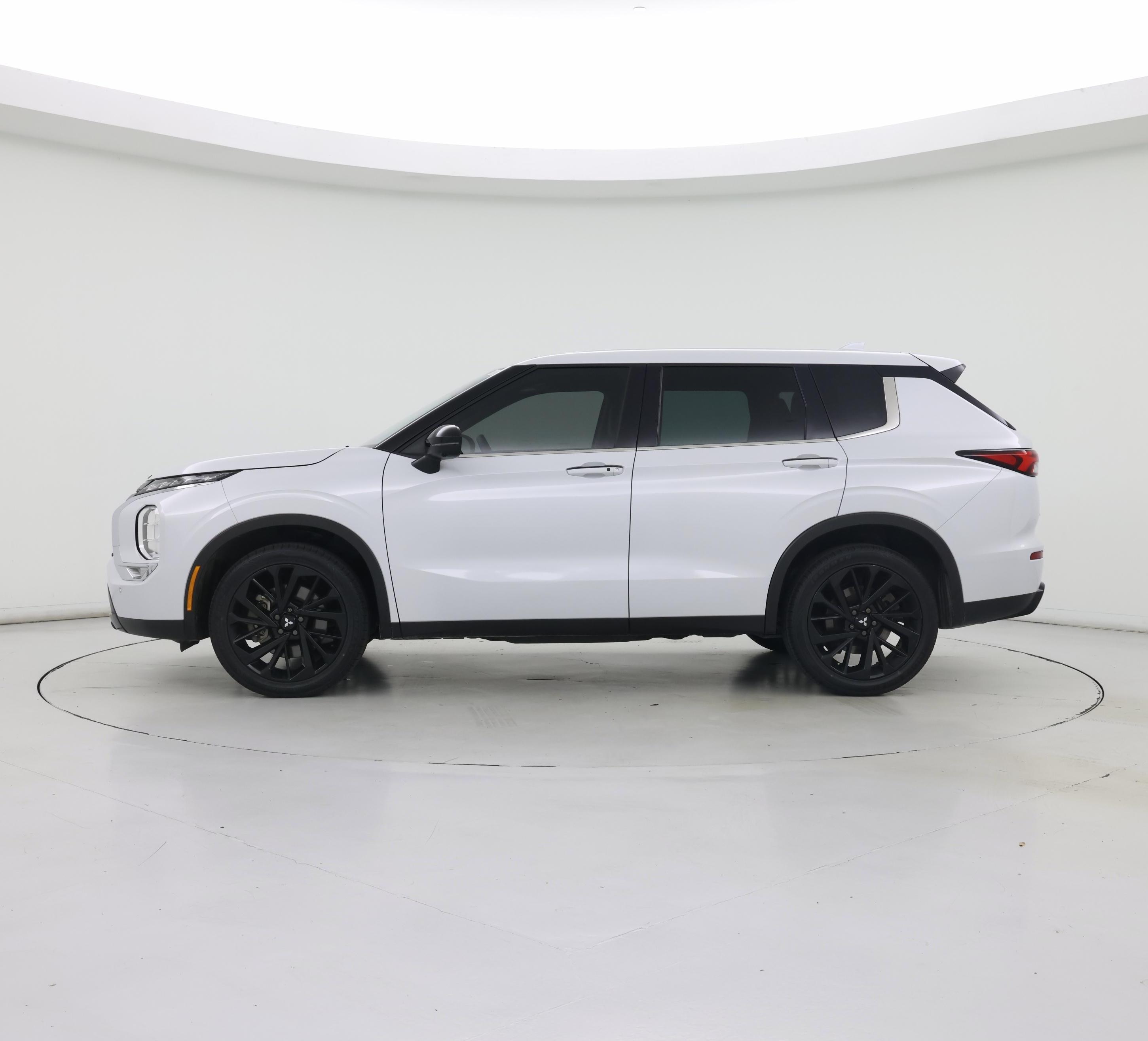 Thumbnail: 2023 Mitsubishi Outlander - 3