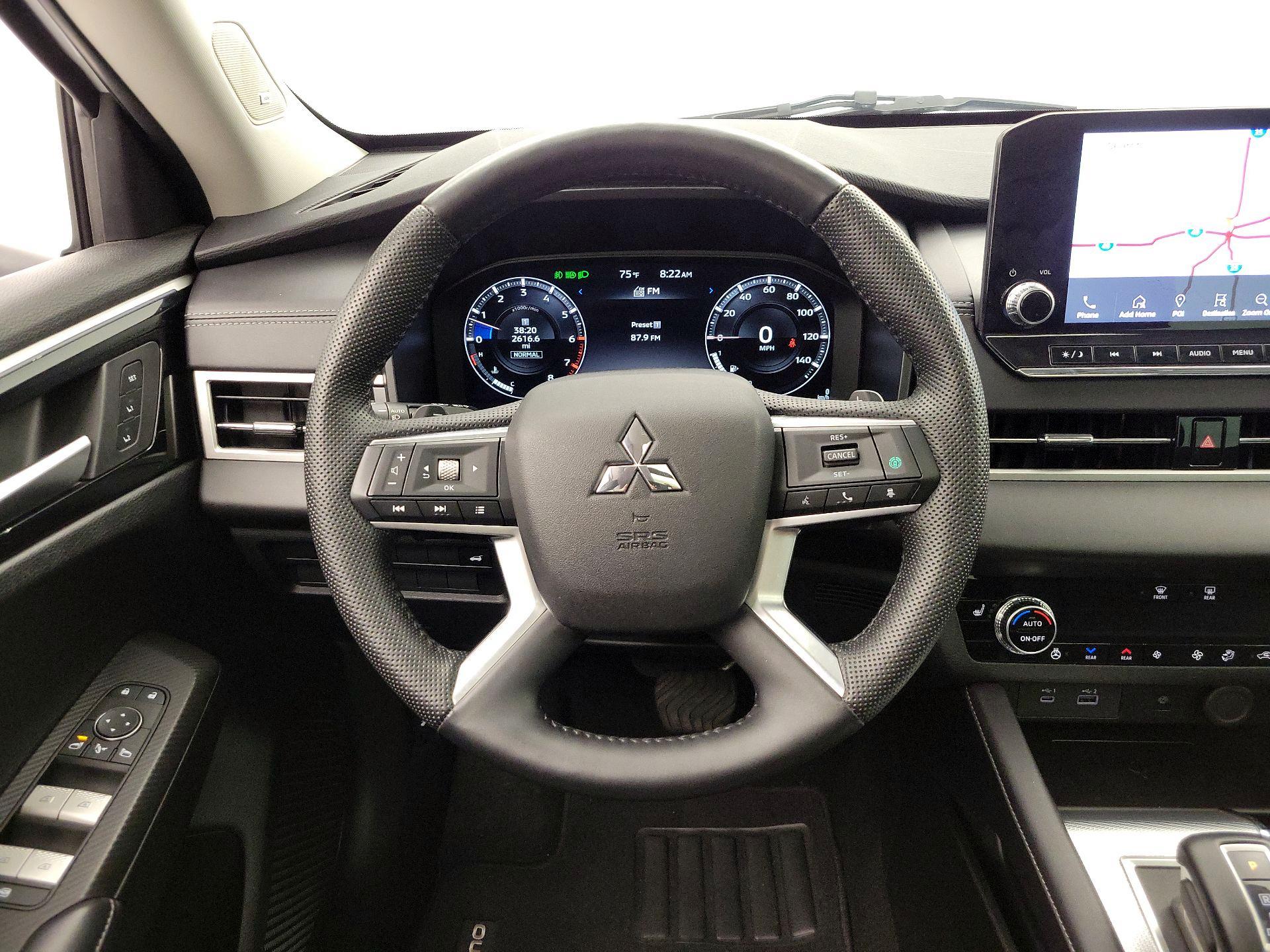 Thumbnail: 2023 Mitsubishi Outlander - 10