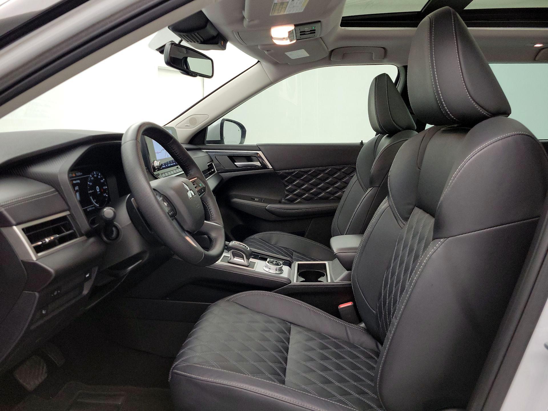 Thumbnail: 2023 Mitsubishi Outlander - 11