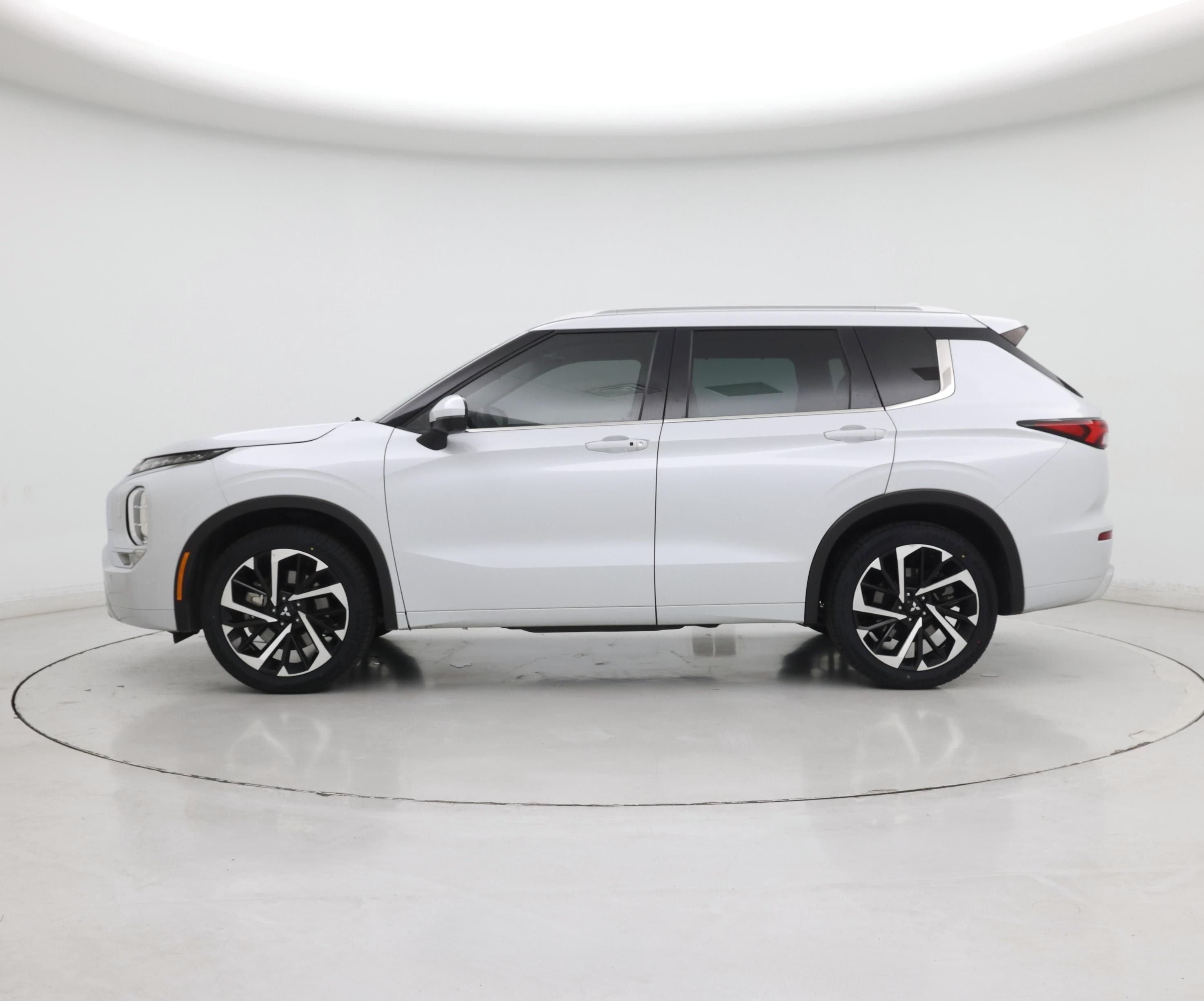 Thumbnail: 2023 Mitsubishi Outlander - 3