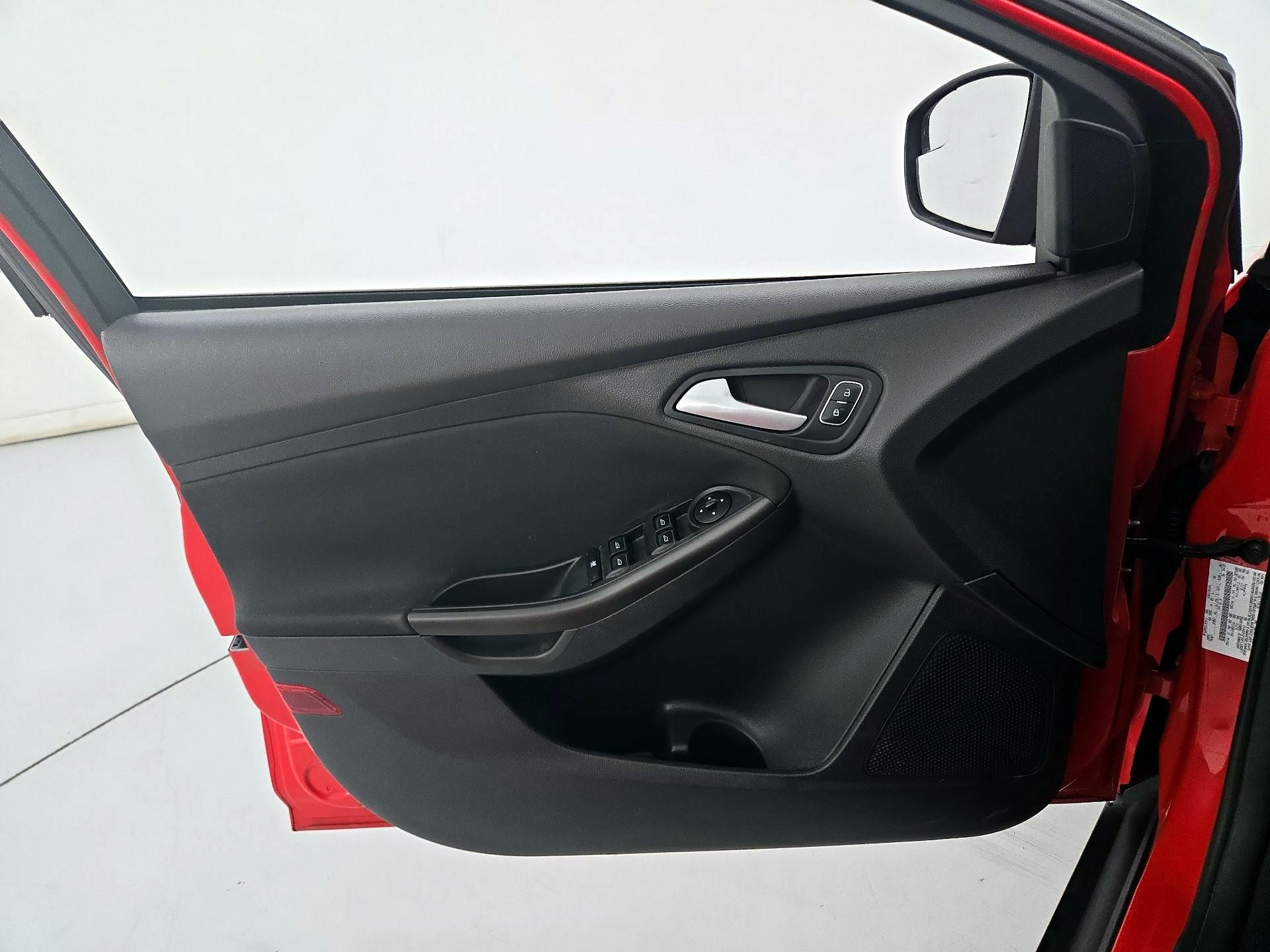 Thumbnail: 2015 Ford Focus - 12