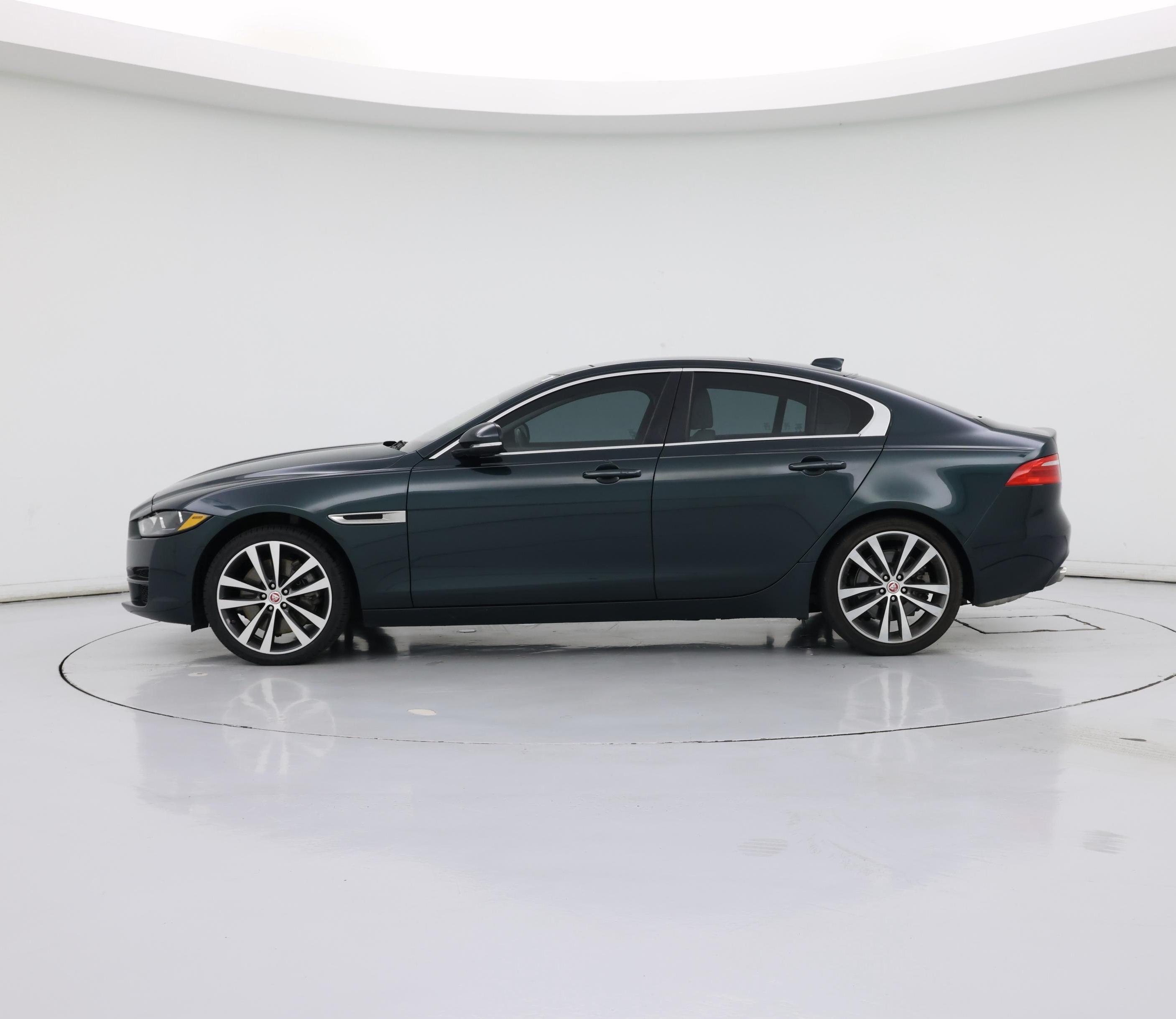 Thumbnail: 2017 Jaguar XE - 3