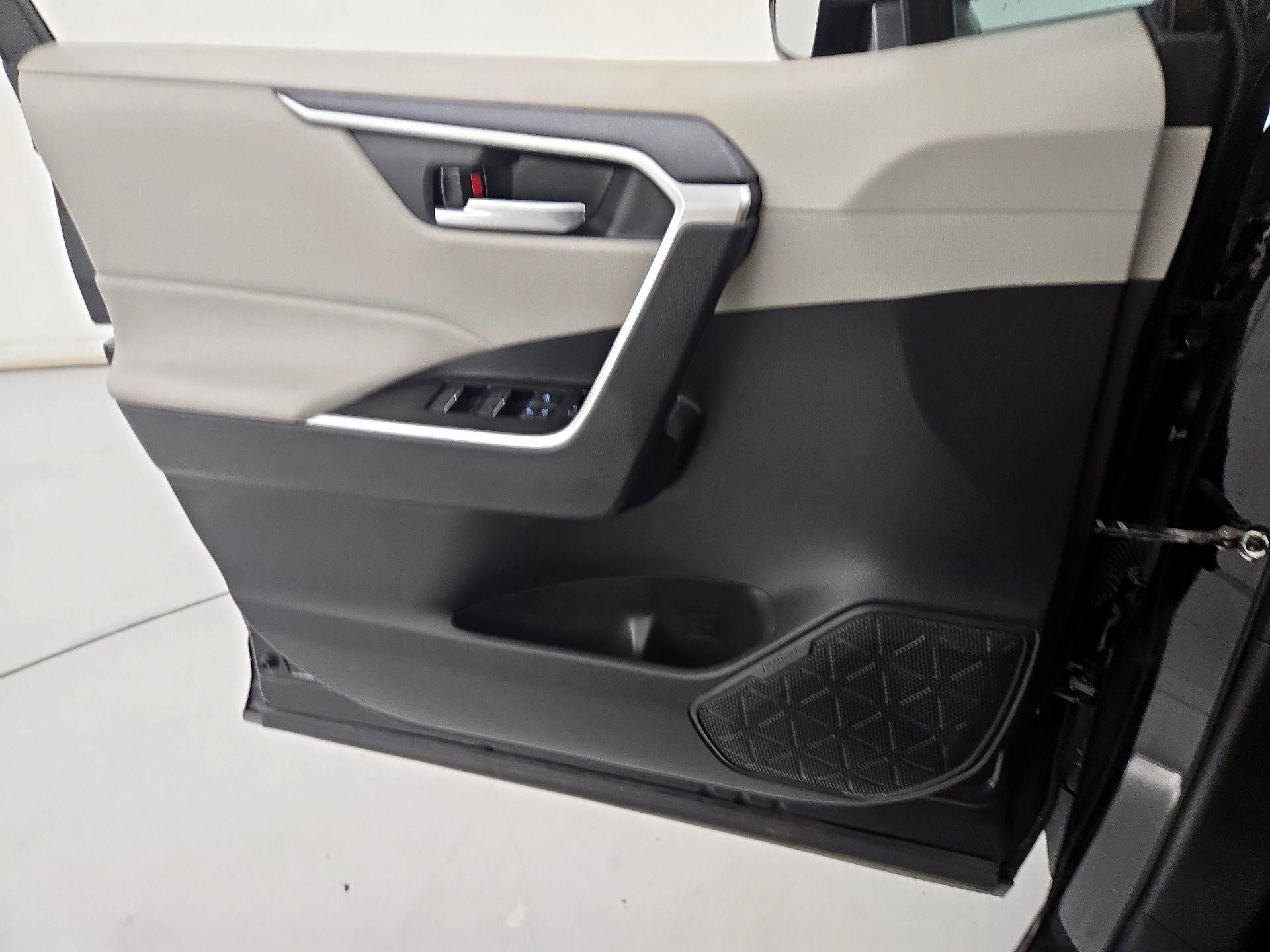 Thumbnail: 2022 Toyota RAV4 - 12